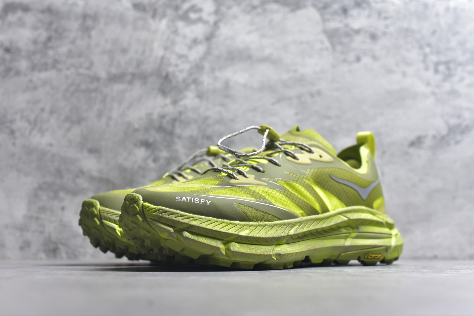 图片[2]-#Satisfy x HOKA ONE ONE 百搭简约防滑耐磨低帮跑步鞋 联名配色 球鞋继承了HOKA的经典越野鞋型MAFATE SPEED 4的设计，更在此基础上进行了创新和提升，使得它既适合户外越野跑，又充满了时尚潮流的元素。它的半透明鞋面设计，不仅让鞋身看起来更加轻便，而且提供了良好的透气性。而保护性的防撕裂尼龙面料，则确保了在复杂地形中的耐用性。这样的设计，让人在享受奔跑的同时，也能感受到鞋底带来的舒适。双层ProFly™中底的使用，是这款鞋的另一个亮点。这种中底材质，提供了卓越的缓震性能，无论是在崎岖的山路上，还是在平坦的道路上，都能给跑者带来稳定的支撑。而VIBRAM MEGAGRIP®及LITEBASE®大底的搭载，更是让这款鞋在保持高抓地力的同时，减轻了鞋底的重量，使得每一步跑动都轻盈如飞。尺码：36 36.5 37.5 38 38.5 39 40 40.5 41 42 42.5 43 44 45-选品中心