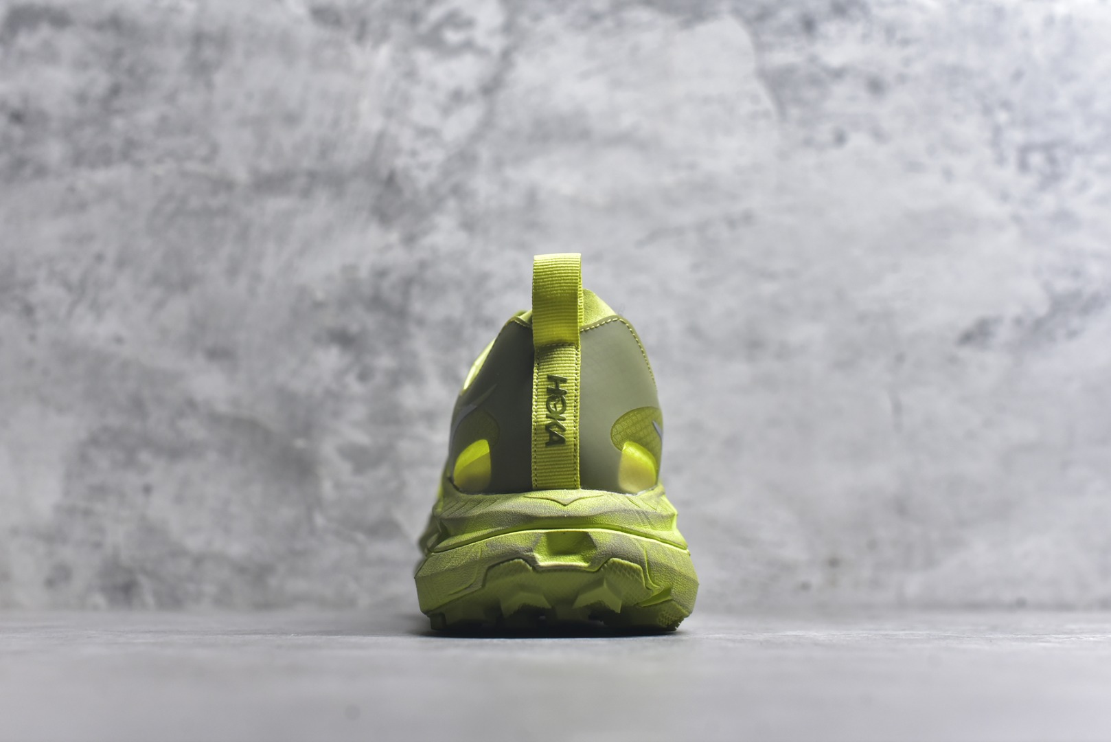 图片[5]-#Satisfy x HOKA ONE ONE 百搭简约防滑耐磨低帮跑步鞋 联名配色 球鞋继承了HOKA的经典越野鞋型MAFATE SPEED 4的设计，更在此基础上进行了创新和提升，使得它既适合户外越野跑，又充满了时尚潮流的元素。它的半透明鞋面设计，不仅让鞋身看起来更加轻便，而且提供了良好的透气性。而保护性的防撕裂尼龙面料，则确保了在复杂地形中的耐用性。这样的设计，让人在享受奔跑的同时，也能感受到鞋底带来的舒适。双层ProFly™中底的使用，是这款鞋的另一个亮点。这种中底材质，提供了卓越的缓震性能，无论是在崎岖的山路上，还是在平坦的道路上，都能给跑者带来稳定的支撑。而VIBRAM MEGAGRIP®及LITEBASE®大底的搭载，更是让这款鞋在保持高抓地力的同时，减轻了鞋底的重量，使得每一步跑动都轻盈如飞。尺码：36 36.5 37.5 38 38.5 39 40 40.5 41 42 42.5 43 44 45-选品中心