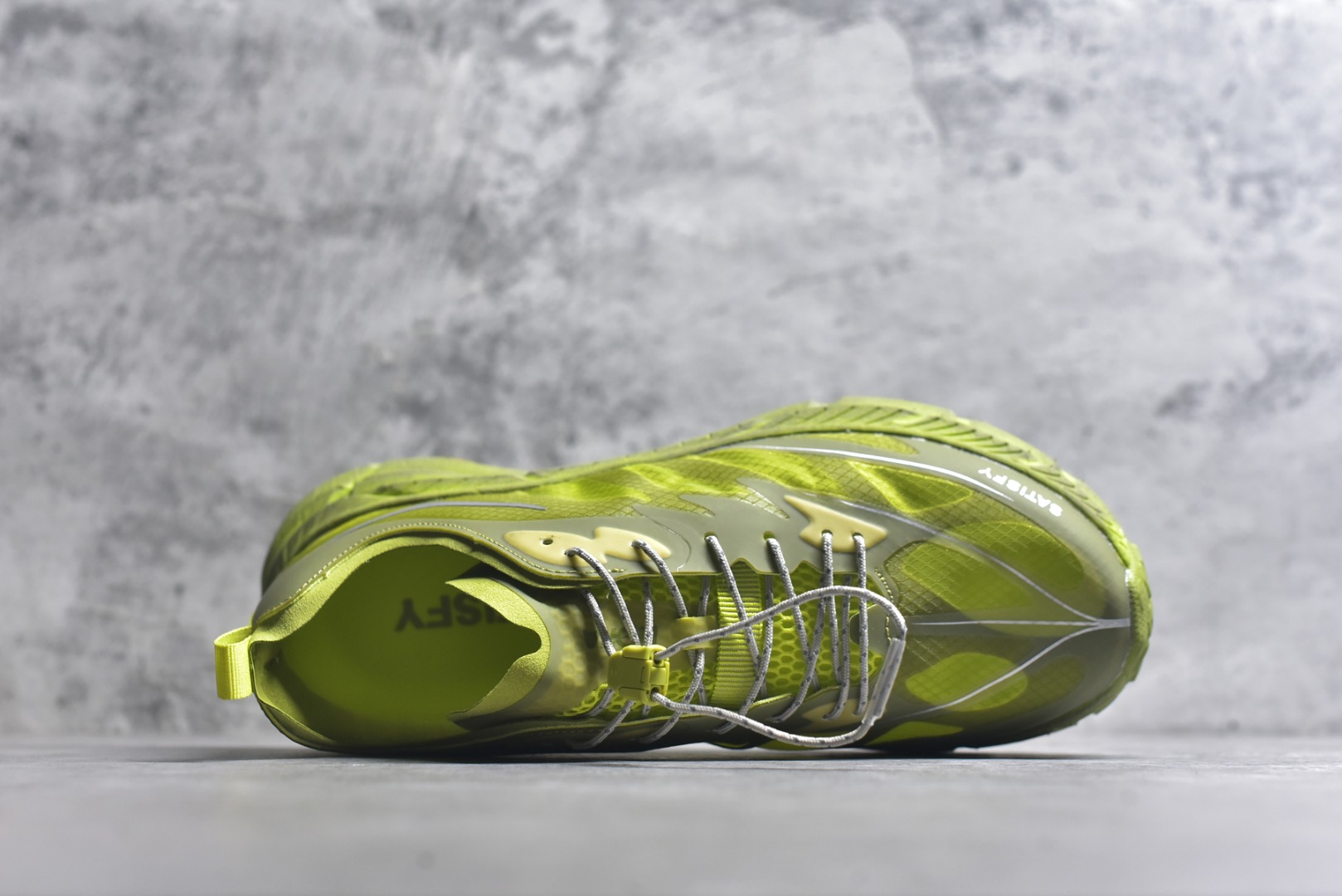 图片[4]-#Satisfy x HOKA ONE ONE 百搭简约防滑耐磨低帮跑步鞋 联名配色 球鞋继承了HOKA的经典越野鞋型MAFATE SPEED 4的设计，更在此基础上进行了创新和提升，使得它既适合户外越野跑，又充满了时尚潮流的元素。它的半透明鞋面设计，不仅让鞋身看起来更加轻便，而且提供了良好的透气性。而保护性的防撕裂尼龙面料，则确保了在复杂地形中的耐用性。这样的设计，让人在享受奔跑的同时，也能感受到鞋底带来的舒适。双层ProFly™中底的使用，是这款鞋的另一个亮点。这种中底材质，提供了卓越的缓震性能，无论是在崎岖的山路上，还是在平坦的道路上，都能给跑者带来稳定的支撑。而VIBRAM MEGAGRIP®及LITEBASE®大底的搭载，更是让这款鞋在保持高抓地力的同时，减轻了鞋底的重量，使得每一步跑动都轻盈如飞。尺码：36 36.5 37.5 38 38.5 39 40 40.5 41 42 42.5 43 44 45-选品中心