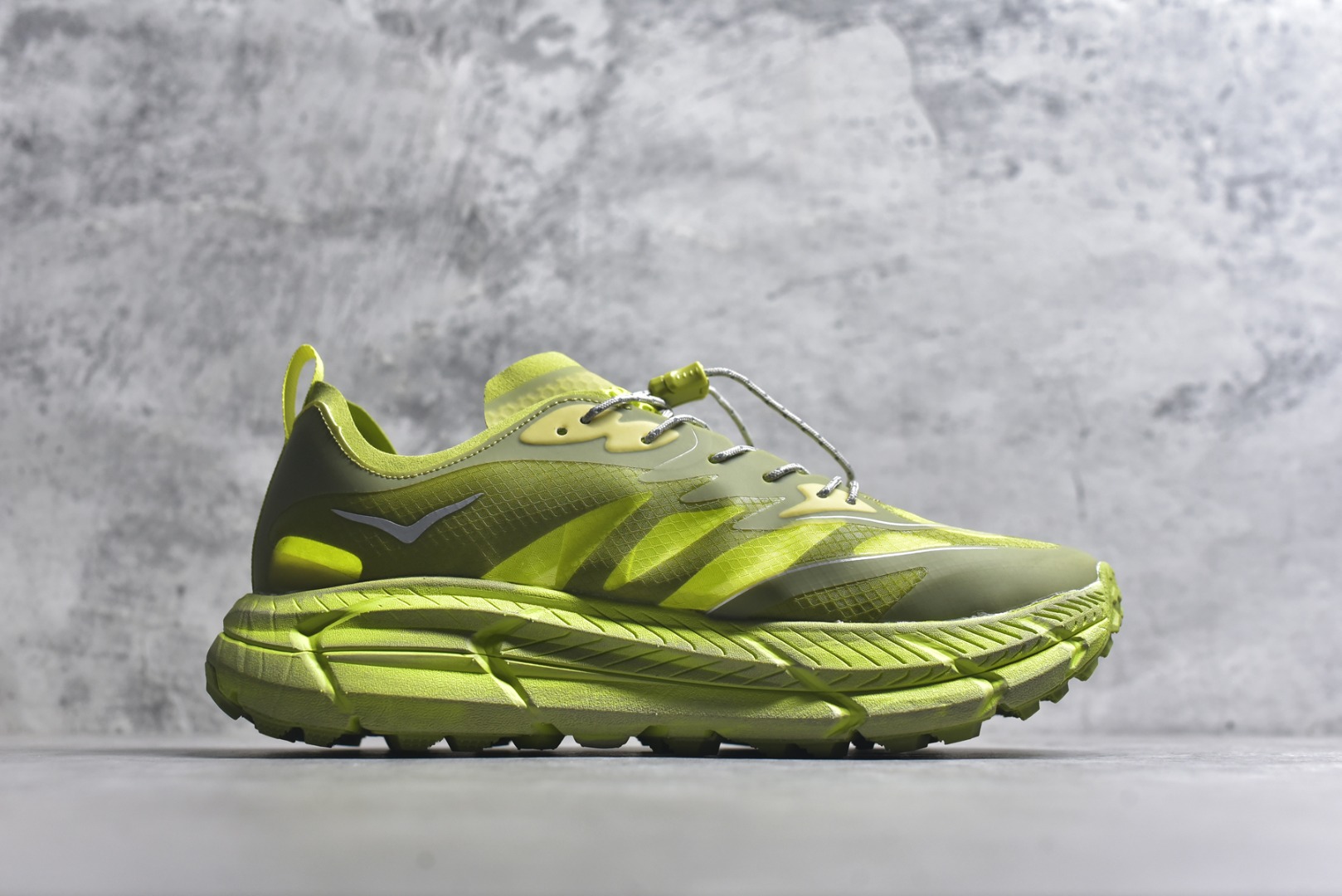 图片[3]-#Satisfy x HOKA ONE ONE 百搭简约防滑耐磨低帮跑步鞋 联名配色 球鞋继承了HOKA的经典越野鞋型MAFATE SPEED 4的设计，更在此基础上进行了创新和提升，使得它既适合户外越野跑，又充满了时尚潮流的元素。它的半透明鞋面设计，不仅让鞋身看起来更加轻便，而且提供了良好的透气性。而保护性的防撕裂尼龙面料，则确保了在复杂地形中的耐用性。这样的设计，让人在享受奔跑的同时，也能感受到鞋底带来的舒适。双层ProFly™中底的使用，是这款鞋的另一个亮点。这种中底材质，提供了卓越的缓震性能，无论是在崎岖的山路上，还是在平坦的道路上，都能给跑者带来稳定的支撑。而VIBRAM MEGAGRIP®及LITEBASE®大底的搭载，更是让这款鞋在保持高抓地力的同时，减轻了鞋底的重量，使得每一步跑动都轻盈如飞。尺码：36 36.5 37.5 38 38.5 39 40 40.5 41 42 42.5 43 44 45-选品中心