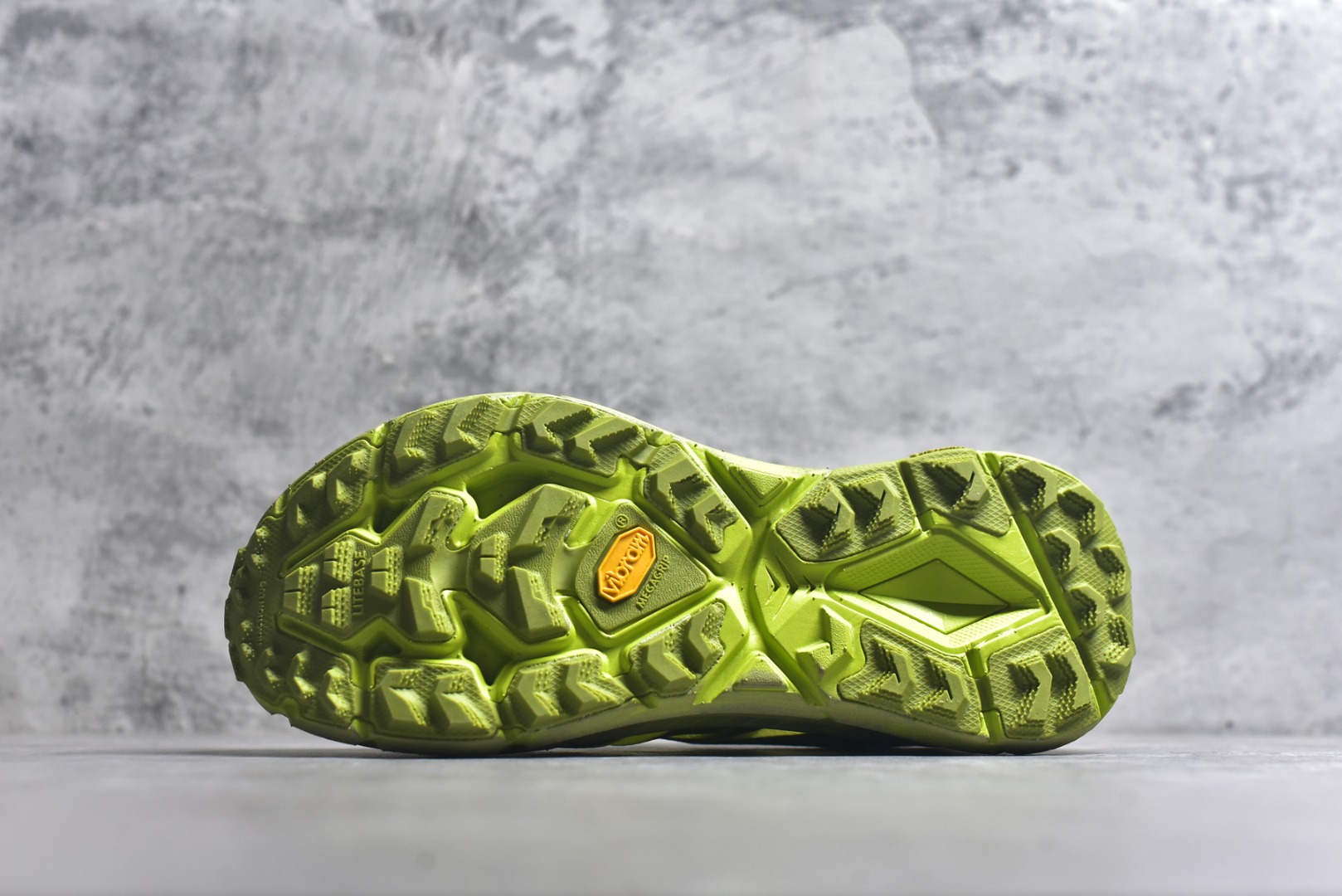 图片[6]-#Satisfy x HOKA ONE ONE 百搭简约防滑耐磨低帮跑步鞋 联名配色 球鞋继承了HOKA的经典越野鞋型MAFATE SPEED 4的设计，更在此基础上进行了创新和提升，使得它既适合户外越野跑，又充满了时尚潮流的元素。它的半透明鞋面设计，不仅让鞋身看起来更加轻便，而且提供了良好的透气性。而保护性的防撕裂尼龙面料，则确保了在复杂地形中的耐用性。这样的设计，让人在享受奔跑的同时，也能感受到鞋底带来的舒适。双层ProFly™中底的使用，是这款鞋的另一个亮点。这种中底材质，提供了卓越的缓震性能，无论是在崎岖的山路上，还是在平坦的道路上，都能给跑者带来稳定的支撑。而VIBRAM MEGAGRIP®及LITEBASE®大底的搭载，更是让这款鞋在保持高抓地力的同时，减轻了鞋底的重量，使得每一步跑动都轻盈如飞。尺码：36 36.5 37.5 38 38.5 39 40 40.5 41 42 42.5 43 44 45-选品中心