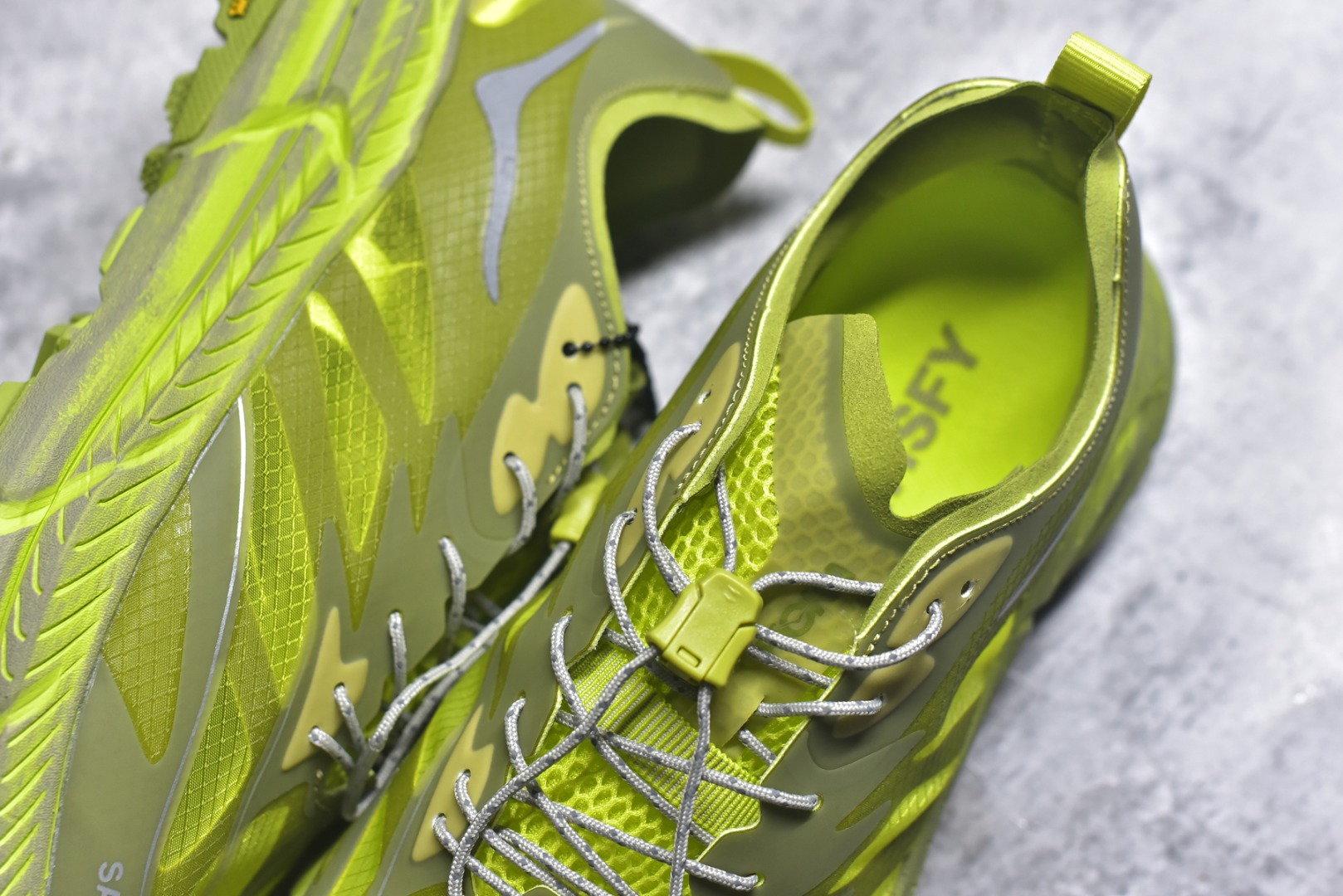 图片[9]-#Satisfy x HOKA ONE ONE 百搭简约防滑耐磨低帮跑步鞋 联名配色 球鞋继承了HOKA的经典越野鞋型MAFATE SPEED 4的设计，更在此基础上进行了创新和提升，使得它既适合户外越野跑，又充满了时尚潮流的元素。它的半透明鞋面设计，不仅让鞋身看起来更加轻便，而且提供了良好的透气性。而保护性的防撕裂尼龙面料，则确保了在复杂地形中的耐用性。这样的设计，让人在享受奔跑的同时，也能感受到鞋底带来的舒适。双层ProFly™中底的使用，是这款鞋的另一个亮点。这种中底材质，提供了卓越的缓震性能，无论是在崎岖的山路上，还是在平坦的道路上，都能给跑者带来稳定的支撑。而VIBRAM MEGAGRIP®及LITEBASE®大底的搭载，更是让这款鞋在保持高抓地力的同时，减轻了鞋底的重量，使得每一步跑动都轻盈如飞。尺码：36 36.5 37.5 38 38.5 39 40 40.5 41 42 42.5 43 44 45-选品中心