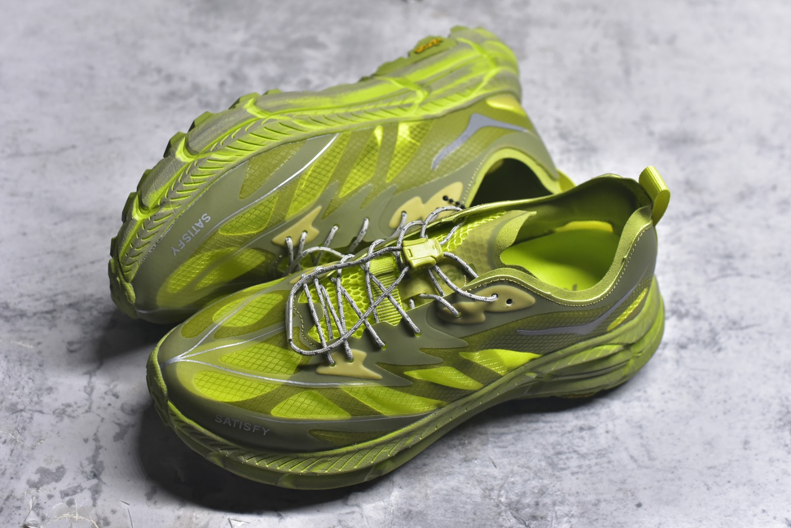 图片[7]-#Satisfy x HOKA ONE ONE 百搭简约防滑耐磨低帮跑步鞋 联名配色 球鞋继承了HOKA的经典越野鞋型MAFATE SPEED 4的设计，更在此基础上进行了创新和提升，使得它既适合户外越野跑，又充满了时尚潮流的元素。它的半透明鞋面设计，不仅让鞋身看起来更加轻便，而且提供了良好的透气性。而保护性的防撕裂尼龙面料，则确保了在复杂地形中的耐用性。这样的设计，让人在享受奔跑的同时，也能感受到鞋底带来的舒适。双层ProFly™中底的使用，是这款鞋的另一个亮点。这种中底材质，提供了卓越的缓震性能，无论是在崎岖的山路上，还是在平坦的道路上，都能给跑者带来稳定的支撑。而VIBRAM MEGAGRIP®及LITEBASE®大底的搭载，更是让这款鞋在保持高抓地力的同时，减轻了鞋底的重量，使得每一步跑动都轻盈如飞。尺码：36 36.5 37.5 38 38.5 39 40 40.5 41 42 42.5 43 44 45-选品中心