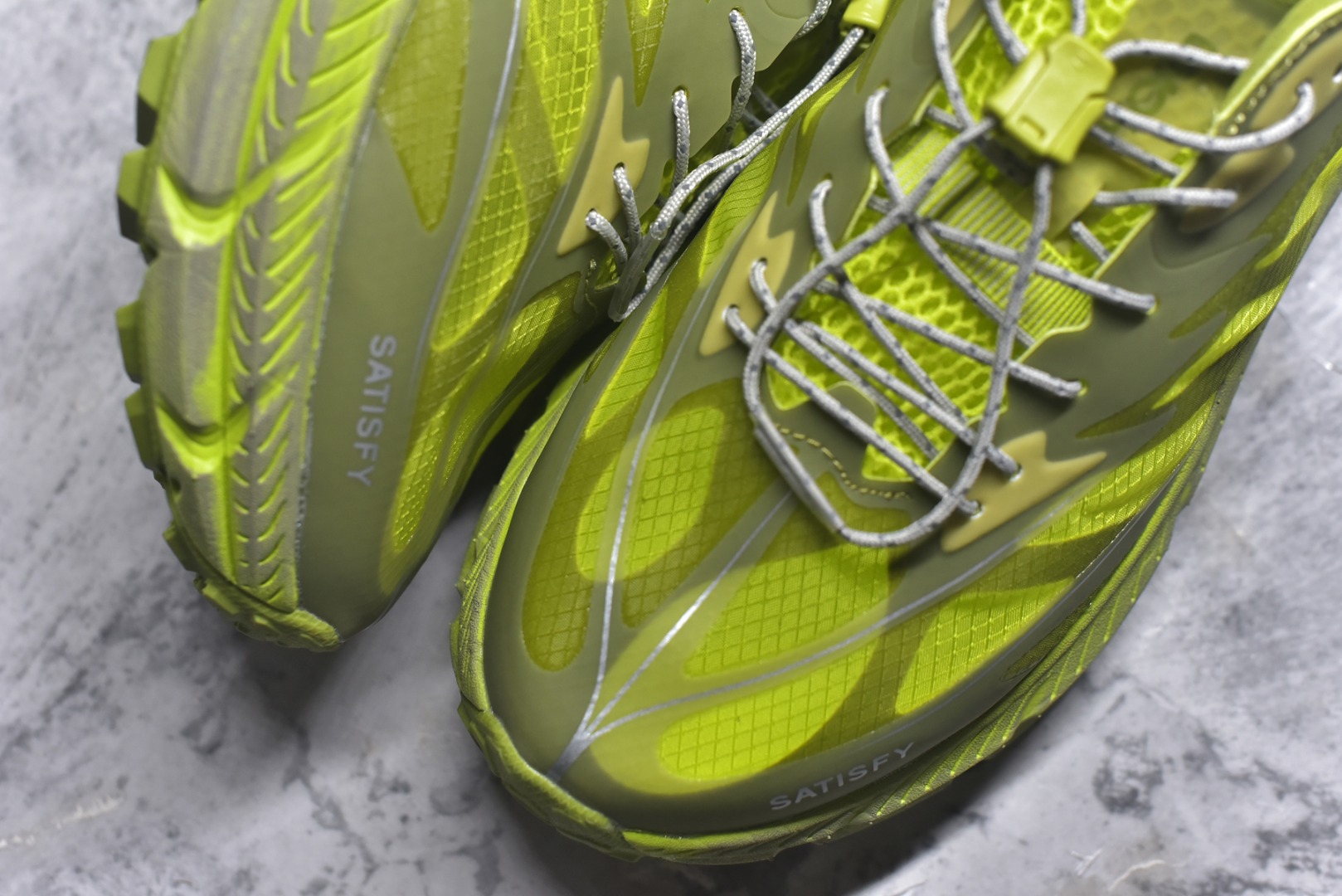 图片[8]-#Satisfy x HOKA ONE ONE 百搭简约防滑耐磨低帮跑步鞋 联名配色 球鞋继承了HOKA的经典越野鞋型MAFATE SPEED 4的设计，更在此基础上进行了创新和提升，使得它既适合户外越野跑，又充满了时尚潮流的元素。它的半透明鞋面设计，不仅让鞋身看起来更加轻便，而且提供了良好的透气性。而保护性的防撕裂尼龙面料，则确保了在复杂地形中的耐用性。这样的设计，让人在享受奔跑的同时，也能感受到鞋底带来的舒适。双层ProFly™中底的使用，是这款鞋的另一个亮点。这种中底材质，提供了卓越的缓震性能，无论是在崎岖的山路上，还是在平坦的道路上，都能给跑者带来稳定的支撑。而VIBRAM MEGAGRIP®及LITEBASE®大底的搭载，更是让这款鞋在保持高抓地力的同时，减轻了鞋底的重量，使得每一步跑动都轻盈如飞。尺码：36 36.5 37.5 38 38.5 39 40 40.5 41 42 42.5 43 44 45-选品中心