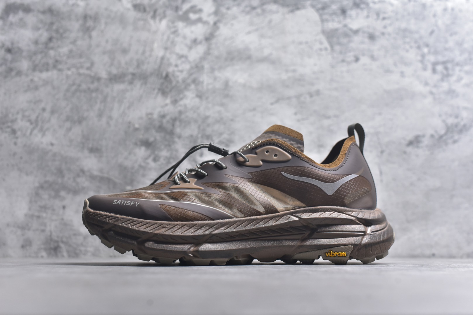 #Satisfy x HOKA ONE ONE 百搭简约防滑耐磨低帮跑步鞋 联名配色 球鞋继承了HOKA的经典越野鞋型MAFATE SPEED 4的设计，更在此基础上进行了创新和提升，使得它既适合户外越野跑，又充满了时尚潮流的元素。它的半透明鞋面设计，不仅让鞋身看起来更加轻便，而且提供了良好的透气性。而保护性的防撕裂尼龙面料，则确保了在复杂地形中的耐用性。这样的设计，让人在享受奔跑的同时，也能感受到鞋底带来的舒适。双层ProFly™中底的使用，是这款鞋的另一个亮点。这种中底材质，提供了卓越的缓震性能，无论是在崎岖的山路上，还是在平坦的道路上，都能给跑者带来稳定的支撑。而VIBRAM MEGAGRIP®及LITEBASE®大底的搭载，更是让这款鞋在保持高抓地力的同时，减轻了鞋底的重量，使得每一步跑动都轻盈如飞。尺码：36 36.5 37.5 38 38.5 39 40 40.5 41 42 42.5 43 44 45-选品中心