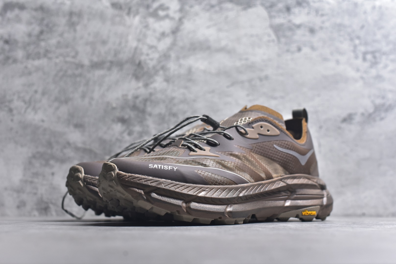 图片[2]-#Satisfy x HOKA ONE ONE 百搭简约防滑耐磨低帮跑步鞋 联名配色 球鞋继承了HOKA的经典越野鞋型MAFATE SPEED 4的设计，更在此基础上进行了创新和提升，使得它既适合户外越野跑，又充满了时尚潮流的元素。它的半透明鞋面设计，不仅让鞋身看起来更加轻便，而且提供了良好的透气性。而保护性的防撕裂尼龙面料，则确保了在复杂地形中的耐用性。这样的设计，让人在享受奔跑的同时，也能感受到鞋底带来的舒适。双层ProFly™中底的使用，是这款鞋的另一个亮点。这种中底材质，提供了卓越的缓震性能，无论是在崎岖的山路上，还是在平坦的道路上，都能给跑者带来稳定的支撑。而VIBRAM MEGAGRIP®及LITEBASE®大底的搭载，更是让这款鞋在保持高抓地力的同时，减轻了鞋底的重量，使得每一步跑动都轻盈如飞。尺码：36 36.5 37.5 38 38.5 39 40 40.5 41 42 42.5 43 44 45-选品中心