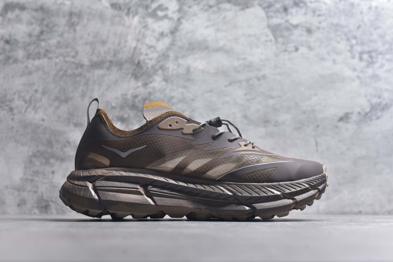 图片[3]-#Satisfy x HOKA ONE ONE 百搭简约防滑耐磨低帮跑步鞋 联名配色 球鞋继承了HOKA的经典越野鞋型MAFATE SPEED 4的设计，更在此基础上进行了创新和提升，使得它既适合户外越野跑，又充满了时尚潮流的元素。它的半透明鞋面设计，不仅让鞋身看起来更加轻便，而且提供了良好的透气性。而保护性的防撕裂尼龙面料，则确保了在复杂地形中的耐用性。这样的设计，让人在享受奔跑的同时，也能感受到鞋底带来的舒适。双层ProFly™中底的使用，是这款鞋的另一个亮点。这种中底材质，提供了卓越的缓震性能，无论是在崎岖的山路上，还是在平坦的道路上，都能给跑者带来稳定的支撑。而VIBRAM MEGAGRIP®及LITEBASE®大底的搭载，更是让这款鞋在保持高抓地力的同时，减轻了鞋底的重量，使得每一步跑动都轻盈如飞。尺码：36 36.5 37.5 38 38.5 39 40 40.5 41 42 42.5 43 44 45-选品中心