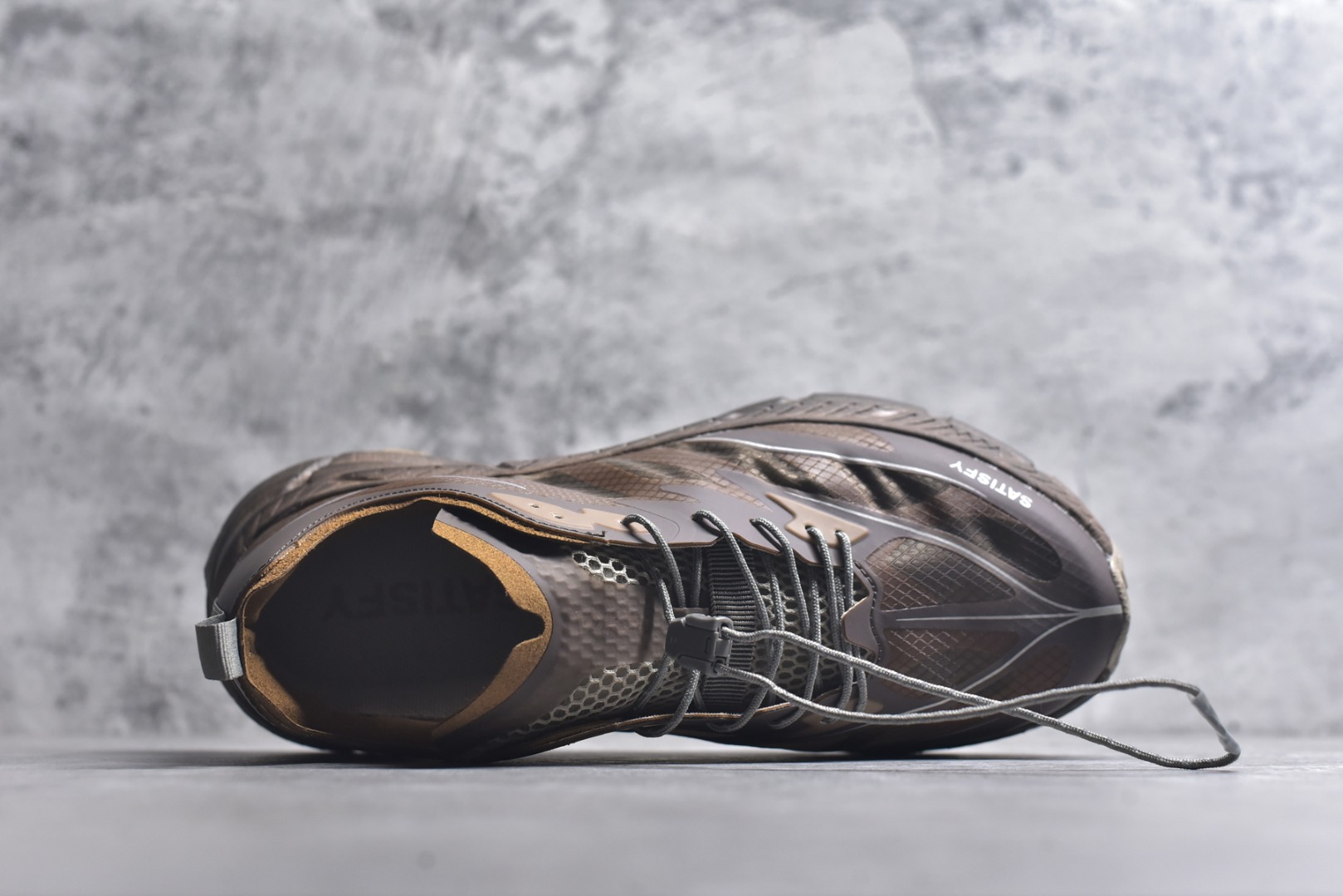 图片[4]-#Satisfy x HOKA ONE ONE 百搭简约防滑耐磨低帮跑步鞋 联名配色 球鞋继承了HOKA的经典越野鞋型MAFATE SPEED 4的设计，更在此基础上进行了创新和提升，使得它既适合户外越野跑，又充满了时尚潮流的元素。它的半透明鞋面设计，不仅让鞋身看起来更加轻便，而且提供了良好的透气性。而保护性的防撕裂尼龙面料，则确保了在复杂地形中的耐用性。这样的设计，让人在享受奔跑的同时，也能感受到鞋底带来的舒适。双层ProFly™中底的使用，是这款鞋的另一个亮点。这种中底材质，提供了卓越的缓震性能，无论是在崎岖的山路上，还是在平坦的道路上，都能给跑者带来稳定的支撑。而VIBRAM MEGAGRIP®及LITEBASE®大底的搭载，更是让这款鞋在保持高抓地力的同时，减轻了鞋底的重量，使得每一步跑动都轻盈如飞。尺码：36 36.5 37.5 38 38.5 39 40 40.5 41 42 42.5 43 44 45-选品中心