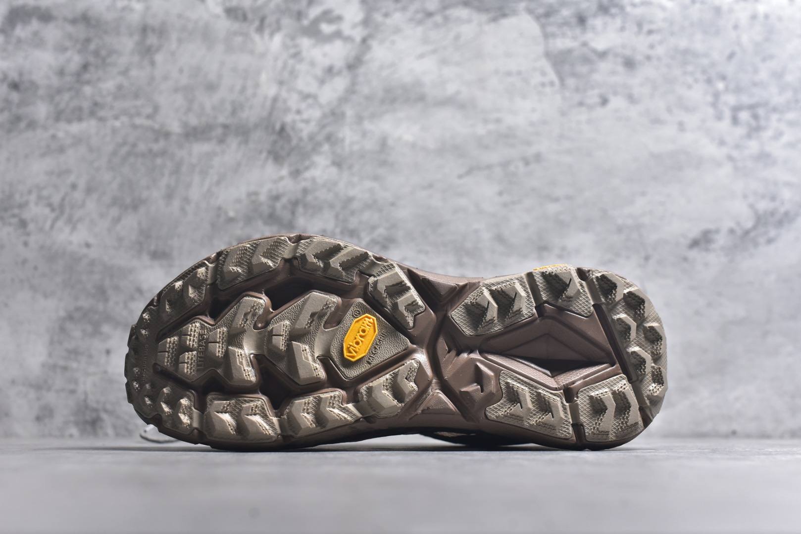 图片[6]-#Satisfy x HOKA ONE ONE 百搭简约防滑耐磨低帮跑步鞋 联名配色 球鞋继承了HOKA的经典越野鞋型MAFATE SPEED 4的设计，更在此基础上进行了创新和提升，使得它既适合户外越野跑，又充满了时尚潮流的元素。它的半透明鞋面设计，不仅让鞋身看起来更加轻便，而且提供了良好的透气性。而保护性的防撕裂尼龙面料，则确保了在复杂地形中的耐用性。这样的设计，让人在享受奔跑的同时，也能感受到鞋底带来的舒适。双层ProFly™中底的使用，是这款鞋的另一个亮点。这种中底材质，提供了卓越的缓震性能，无论是在崎岖的山路上，还是在平坦的道路上，都能给跑者带来稳定的支撑。而VIBRAM MEGAGRIP®及LITEBASE®大底的搭载，更是让这款鞋在保持高抓地力的同时，减轻了鞋底的重量，使得每一步跑动都轻盈如飞。尺码：36 36.5 37.5 38 38.5 39 40 40.5 41 42 42.5 43 44 45-选品中心