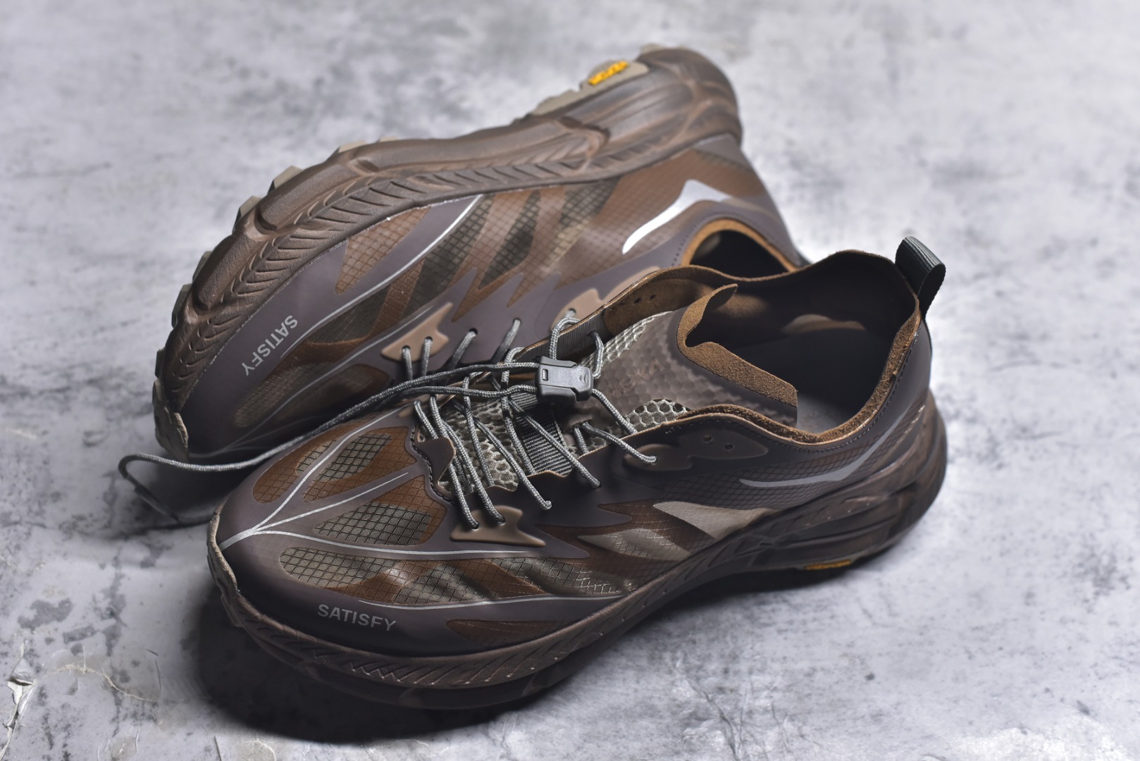 图片[7]-#Satisfy x HOKA ONE ONE 百搭简约防滑耐磨低帮跑步鞋 联名配色 球鞋继承了HOKA的经典越野鞋型MAFATE SPEED 4的设计，更在此基础上进行了创新和提升，使得它既适合户外越野跑，又充满了时尚潮流的元素。它的半透明鞋面设计，不仅让鞋身看起来更加轻便，而且提供了良好的透气性。而保护性的防撕裂尼龙面料，则确保了在复杂地形中的耐用性。这样的设计，让人在享受奔跑的同时，也能感受到鞋底带来的舒适。双层ProFly™中底的使用，是这款鞋的另一个亮点。这种中底材质，提供了卓越的缓震性能，无论是在崎岖的山路上，还是在平坦的道路上，都能给跑者带来稳定的支撑。而VIBRAM MEGAGRIP®及LITEBASE®大底的搭载，更是让这款鞋在保持高抓地力的同时，减轻了鞋底的重量，使得每一步跑动都轻盈如飞。尺码：36 36.5 37.5 38 38.5 39 40 40.5 41 42 42.5 43 44 45-选品中心