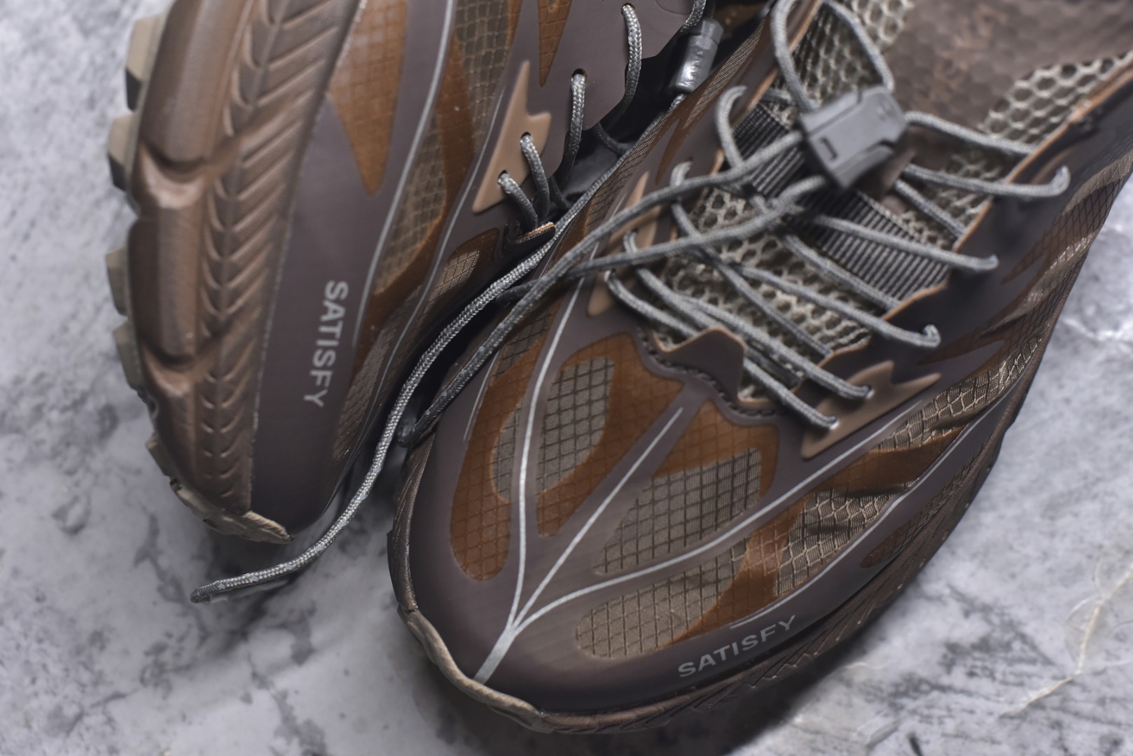 图片[8]-#Satisfy x HOKA ONE ONE 百搭简约防滑耐磨低帮跑步鞋 联名配色 球鞋继承了HOKA的经典越野鞋型MAFATE SPEED 4的设计，更在此基础上进行了创新和提升，使得它既适合户外越野跑，又充满了时尚潮流的元素。它的半透明鞋面设计，不仅让鞋身看起来更加轻便，而且提供了良好的透气性。而保护性的防撕裂尼龙面料，则确保了在复杂地形中的耐用性。这样的设计，让人在享受奔跑的同时，也能感受到鞋底带来的舒适。双层ProFly™中底的使用，是这款鞋的另一个亮点。这种中底材质，提供了卓越的缓震性能，无论是在崎岖的山路上，还是在平坦的道路上，都能给跑者带来稳定的支撑。而VIBRAM MEGAGRIP®及LITEBASE®大底的搭载，更是让这款鞋在保持高抓地力的同时，减轻了鞋底的重量，使得每一步跑动都轻盈如飞。尺码：36 36.5 37.5 38 38.5 39 40 40.5 41 42 42.5 43 44 45-选品中心