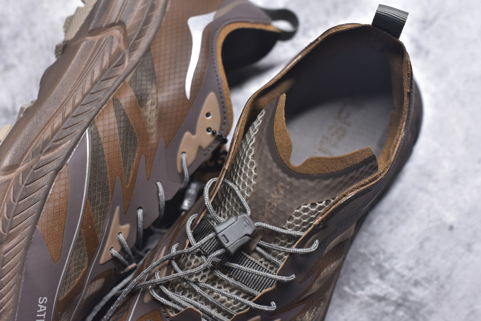 图片[9]-#Satisfy x HOKA ONE ONE 百搭简约防滑耐磨低帮跑步鞋 联名配色 球鞋继承了HOKA的经典越野鞋型MAFATE SPEED 4的设计，更在此基础上进行了创新和提升，使得它既适合户外越野跑，又充满了时尚潮流的元素。它的半透明鞋面设计，不仅让鞋身看起来更加轻便，而且提供了良好的透气性。而保护性的防撕裂尼龙面料，则确保了在复杂地形中的耐用性。这样的设计，让人在享受奔跑的同时，也能感受到鞋底带来的舒适。双层ProFly™中底的使用，是这款鞋的另一个亮点。这种中底材质，提供了卓越的缓震性能，无论是在崎岖的山路上，还是在平坦的道路上，都能给跑者带来稳定的支撑。而VIBRAM MEGAGRIP®及LITEBASE®大底的搭载，更是让这款鞋在保持高抓地力的同时，减轻了鞋底的重量，使得每一步跑动都轻盈如飞。尺码：36 36.5 37.5 38 38.5 39 40 40.5 41 42 42.5 43 44 45-选品中心