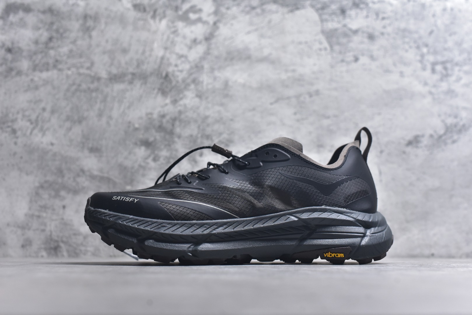 #Satisfy x HOKA ONE ONE 百搭简约防滑耐磨低帮跑步鞋 联名配色 球鞋继承了HOKA的经典越野鞋型MAFATE SPEED 4的设计，更在此基础上进行了创新和提升，使得它既适合户外越野跑，又充满了时尚潮流的元素。它的半透明鞋面设计，不仅让鞋身看起来更加轻便，而且提供了良好的透气性。而保护性的防撕裂尼龙面料，则确保了在复杂地形中的耐用性。这样的设计，让人在享受奔跑的同时，也能感受到鞋底带来的舒适。双层ProFly™中底的使用，是这款鞋的另一个亮点。这种中底材质，提供了卓越的缓震性能，无论是在崎岖的山路上，还是在平坦的道路上，都能给跑者带来稳定的支撑。而VIBRAM MEGAGRIP®及LITEBASE®大底的搭载，更是让这款鞋在保持高抓地力的同时，减轻了鞋底的重量，使得每一步跑动都轻盈如飞。尺码：36 36.5 37.5 38 38.5 39 40 40.5 41 42 42.5 43 44 45-选品中心