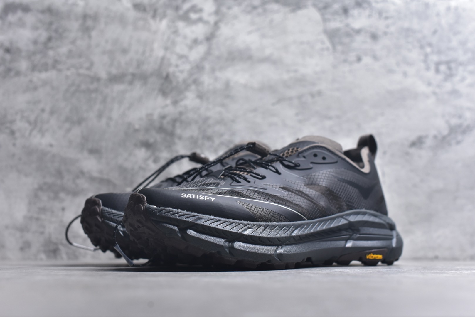 图片[2]-#Satisfy x HOKA ONE ONE 百搭简约防滑耐磨低帮跑步鞋 联名配色 球鞋继承了HOKA的经典越野鞋型MAFATE SPEED 4的设计，更在此基础上进行了创新和提升，使得它既适合户外越野跑，又充满了时尚潮流的元素。它的半透明鞋面设计，不仅让鞋身看起来更加轻便，而且提供了良好的透气性。而保护性的防撕裂尼龙面料，则确保了在复杂地形中的耐用性。这样的设计，让人在享受奔跑的同时，也能感受到鞋底带来的舒适。双层ProFly™中底的使用，是这款鞋的另一个亮点。这种中底材质，提供了卓越的缓震性能，无论是在崎岖的山路上，还是在平坦的道路上，都能给跑者带来稳定的支撑。而VIBRAM MEGAGRIP®及LITEBASE®大底的搭载，更是让这款鞋在保持高抓地力的同时，减轻了鞋底的重量，使得每一步跑动都轻盈如飞。尺码：36 36.5 37.5 38 38.5 39 40 40.5 41 42 42.5 43 44 45-选品中心