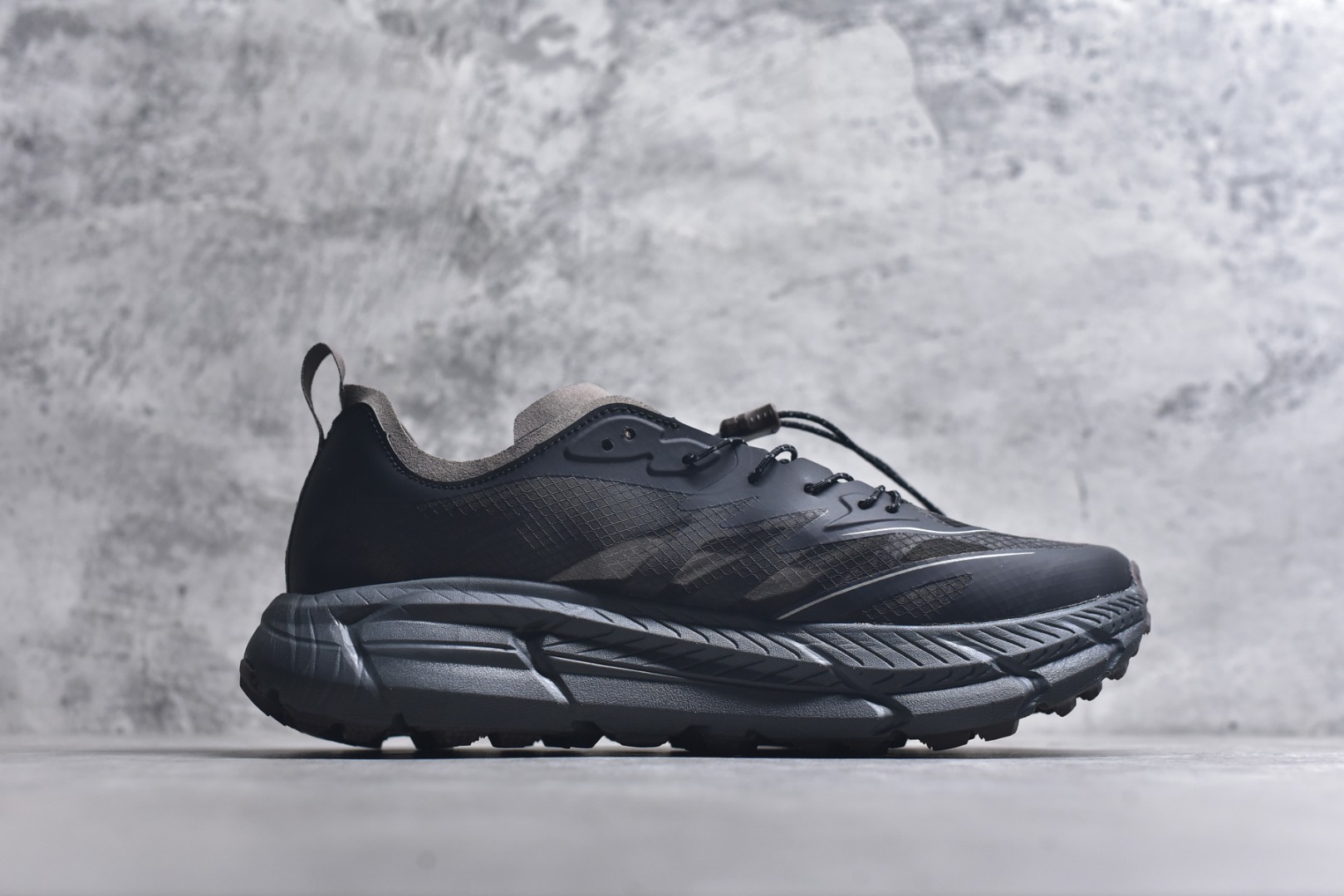 图片[3]-#Satisfy x HOKA ONE ONE 百搭简约防滑耐磨低帮跑步鞋 联名配色 球鞋继承了HOKA的经典越野鞋型MAFATE SPEED 4的设计，更在此基础上进行了创新和提升，使得它既适合户外越野跑，又充满了时尚潮流的元素。它的半透明鞋面设计，不仅让鞋身看起来更加轻便，而且提供了良好的透气性。而保护性的防撕裂尼龙面料，则确保了在复杂地形中的耐用性。这样的设计，让人在享受奔跑的同时，也能感受到鞋底带来的舒适。双层ProFly™中底的使用，是这款鞋的另一个亮点。这种中底材质，提供了卓越的缓震性能，无论是在崎岖的山路上，还是在平坦的道路上，都能给跑者带来稳定的支撑。而VIBRAM MEGAGRIP®及LITEBASE®大底的搭载，更是让这款鞋在保持高抓地力的同时，减轻了鞋底的重量，使得每一步跑动都轻盈如飞。尺码：36 36.5 37.5 38 38.5 39 40 40.5 41 42 42.5 43 44 45-选品中心