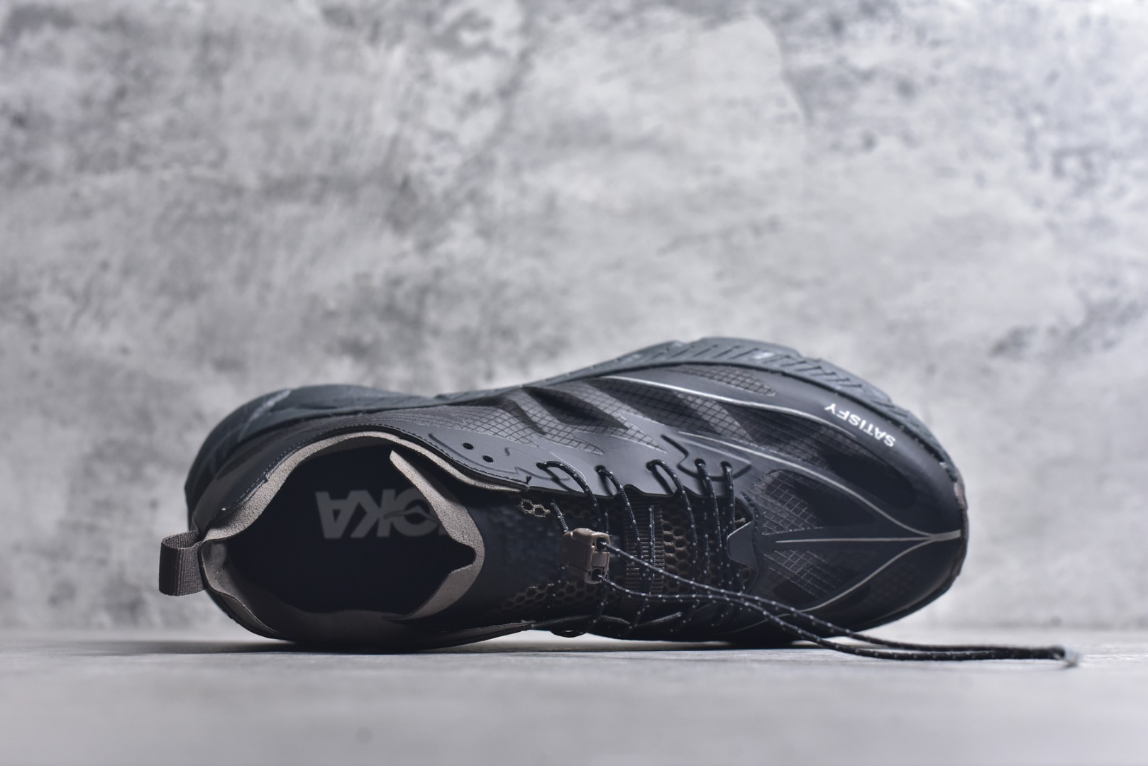 图片[4]-#Satisfy x HOKA ONE ONE 百搭简约防滑耐磨低帮跑步鞋 联名配色 球鞋继承了HOKA的经典越野鞋型MAFATE SPEED 4的设计，更在此基础上进行了创新和提升，使得它既适合户外越野跑，又充满了时尚潮流的元素。它的半透明鞋面设计，不仅让鞋身看起来更加轻便，而且提供了良好的透气性。而保护性的防撕裂尼龙面料，则确保了在复杂地形中的耐用性。这样的设计，让人在享受奔跑的同时，也能感受到鞋底带来的舒适。双层ProFly™中底的使用，是这款鞋的另一个亮点。这种中底材质，提供了卓越的缓震性能，无论是在崎岖的山路上，还是在平坦的道路上，都能给跑者带来稳定的支撑。而VIBRAM MEGAGRIP®及LITEBASE®大底的搭载，更是让这款鞋在保持高抓地力的同时，减轻了鞋底的重量，使得每一步跑动都轻盈如飞。尺码：36 36.5 37.5 38 38.5 39 40 40.5 41 42 42.5 43 44 45-选品中心