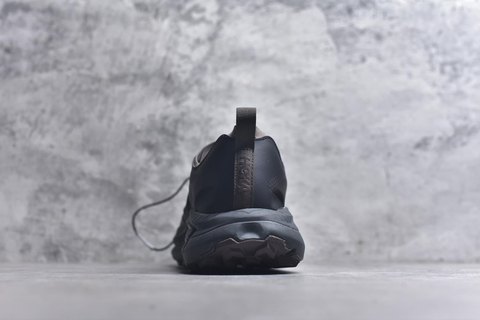 图片[5]-#Satisfy x HOKA ONE ONE 百搭简约防滑耐磨低帮跑步鞋 联名配色 球鞋继承了HOKA的经典越野鞋型MAFATE SPEED 4的设计，更在此基础上进行了创新和提升，使得它既适合户外越野跑，又充满了时尚潮流的元素。它的半透明鞋面设计，不仅让鞋身看起来更加轻便，而且提供了良好的透气性。而保护性的防撕裂尼龙面料，则确保了在复杂地形中的耐用性。这样的设计，让人在享受奔跑的同时，也能感受到鞋底带来的舒适。双层ProFly™中底的使用，是这款鞋的另一个亮点。这种中底材质，提供了卓越的缓震性能，无论是在崎岖的山路上，还是在平坦的道路上，都能给跑者带来稳定的支撑。而VIBRAM MEGAGRIP®及LITEBASE®大底的搭载，更是让这款鞋在保持高抓地力的同时，减轻了鞋底的重量，使得每一步跑动都轻盈如飞。尺码：36 36.5 37.5 38 38.5 39 40 40.5 41 42 42.5 43 44 45-选品中心