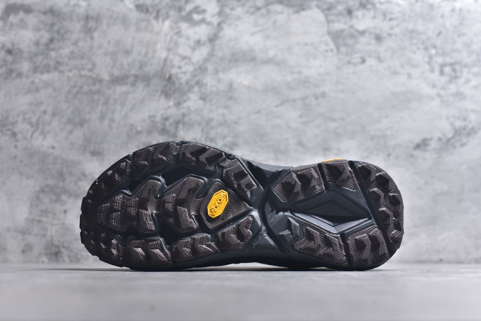 图片[6]-#Satisfy x HOKA ONE ONE 百搭简约防滑耐磨低帮跑步鞋 联名配色 球鞋继承了HOKA的经典越野鞋型MAFATE SPEED 4的设计，更在此基础上进行了创新和提升，使得它既适合户外越野跑，又充满了时尚潮流的元素。它的半透明鞋面设计，不仅让鞋身看起来更加轻便，而且提供了良好的透气性。而保护性的防撕裂尼龙面料，则确保了在复杂地形中的耐用性。这样的设计，让人在享受奔跑的同时，也能感受到鞋底带来的舒适。双层ProFly™中底的使用，是这款鞋的另一个亮点。这种中底材质，提供了卓越的缓震性能，无论是在崎岖的山路上，还是在平坦的道路上，都能给跑者带来稳定的支撑。而VIBRAM MEGAGRIP®及LITEBASE®大底的搭载，更是让这款鞋在保持高抓地力的同时，减轻了鞋底的重量，使得每一步跑动都轻盈如飞。尺码：36 36.5 37.5 38 38.5 39 40 40.5 41 42 42.5 43 44 45-选品中心