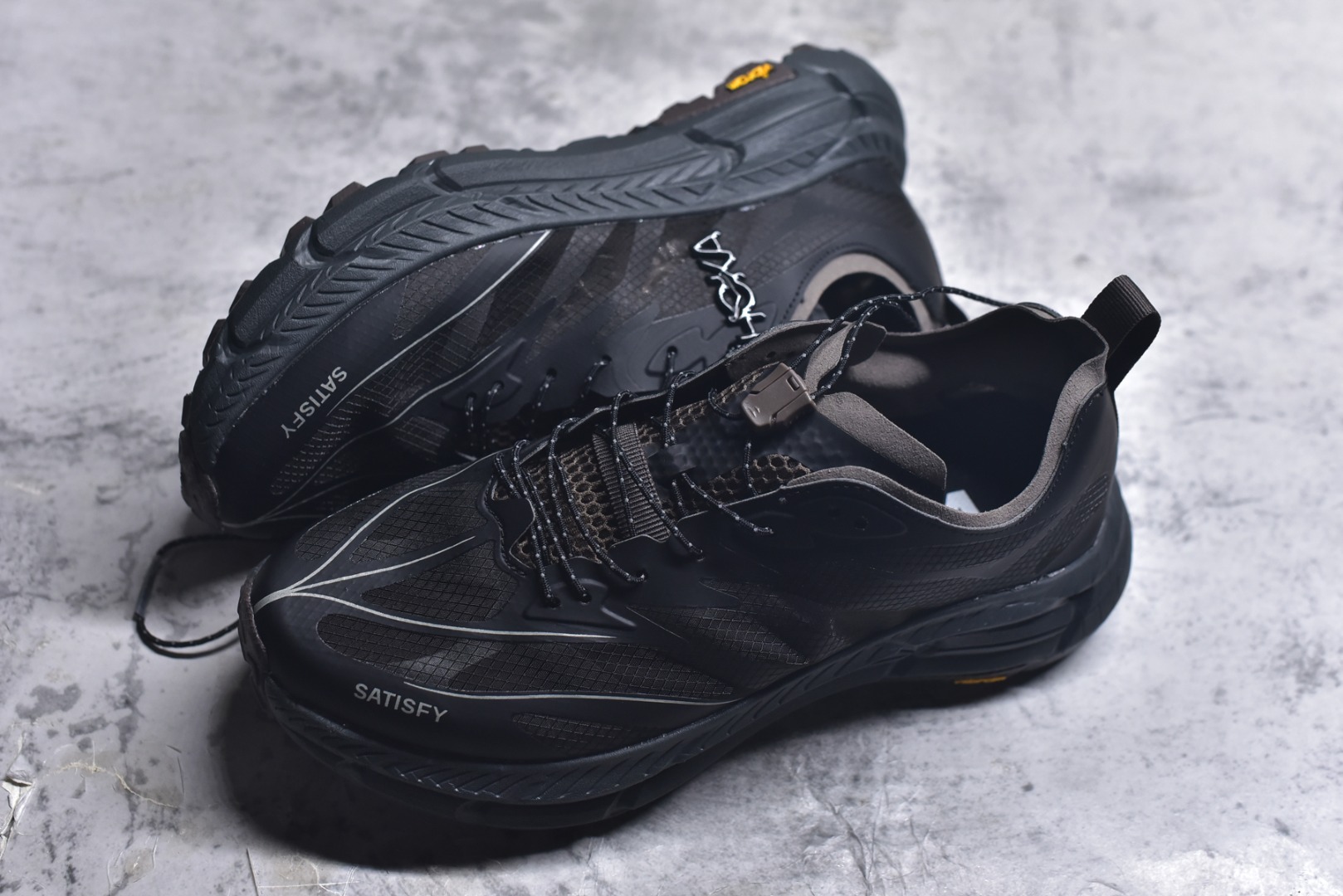 图片[7]-#Satisfy x HOKA ONE ONE 百搭简约防滑耐磨低帮跑步鞋 联名配色 球鞋继承了HOKA的经典越野鞋型MAFATE SPEED 4的设计，更在此基础上进行了创新和提升，使得它既适合户外越野跑，又充满了时尚潮流的元素。它的半透明鞋面设计，不仅让鞋身看起来更加轻便，而且提供了良好的透气性。而保护性的防撕裂尼龙面料，则确保了在复杂地形中的耐用性。这样的设计，让人在享受奔跑的同时，也能感受到鞋底带来的舒适。双层ProFly™中底的使用，是这款鞋的另一个亮点。这种中底材质，提供了卓越的缓震性能，无论是在崎岖的山路上，还是在平坦的道路上，都能给跑者带来稳定的支撑。而VIBRAM MEGAGRIP®及LITEBASE®大底的搭载，更是让这款鞋在保持高抓地力的同时，减轻了鞋底的重量，使得每一步跑动都轻盈如飞。尺码：36 36.5 37.5 38 38.5 39 40 40.5 41 42 42.5 43 44 45-选品中心