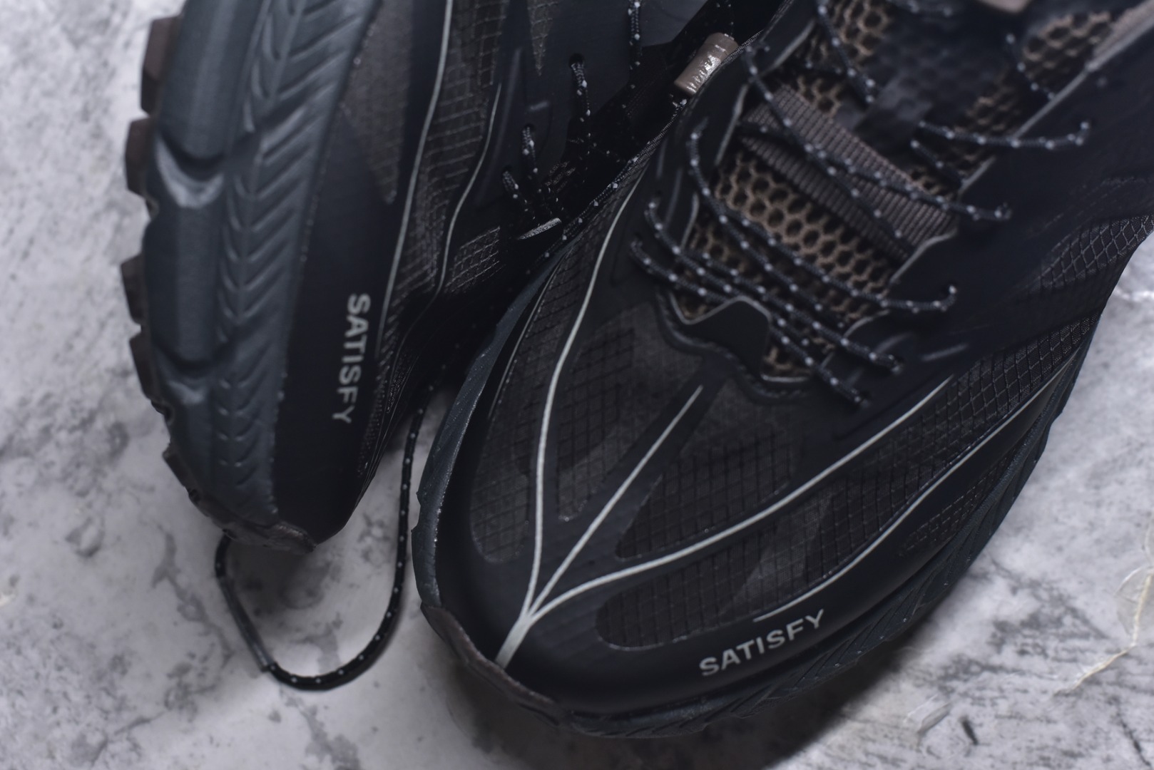 图片[8]-#Satisfy x HOKA ONE ONE 百搭简约防滑耐磨低帮跑步鞋 联名配色 球鞋继承了HOKA的经典越野鞋型MAFATE SPEED 4的设计，更在此基础上进行了创新和提升，使得它既适合户外越野跑，又充满了时尚潮流的元素。它的半透明鞋面设计，不仅让鞋身看起来更加轻便，而且提供了良好的透气性。而保护性的防撕裂尼龙面料，则确保了在复杂地形中的耐用性。这样的设计，让人在享受奔跑的同时，也能感受到鞋底带来的舒适。双层ProFly™中底的使用，是这款鞋的另一个亮点。这种中底材质，提供了卓越的缓震性能，无论是在崎岖的山路上，还是在平坦的道路上，都能给跑者带来稳定的支撑。而VIBRAM MEGAGRIP®及LITEBASE®大底的搭载，更是让这款鞋在保持高抓地力的同时，减轻了鞋底的重量，使得每一步跑动都轻盈如飞。尺码：36 36.5 37.5 38 38.5 39 40 40.5 41 42 42.5 43 44 45-选品中心