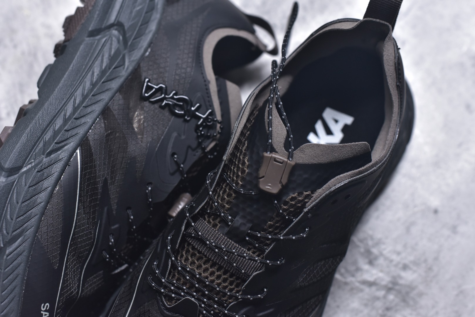 图片[9]-#Satisfy x HOKA ONE ONE 百搭简约防滑耐磨低帮跑步鞋 联名配色 球鞋继承了HOKA的经典越野鞋型MAFATE SPEED 4的设计，更在此基础上进行了创新和提升，使得它既适合户外越野跑，又充满了时尚潮流的元素。它的半透明鞋面设计，不仅让鞋身看起来更加轻便，而且提供了良好的透气性。而保护性的防撕裂尼龙面料，则确保了在复杂地形中的耐用性。这样的设计，让人在享受奔跑的同时，也能感受到鞋底带来的舒适。双层ProFly™中底的使用，是这款鞋的另一个亮点。这种中底材质，提供了卓越的缓震性能，无论是在崎岖的山路上，还是在平坦的道路上，都能给跑者带来稳定的支撑。而VIBRAM MEGAGRIP®及LITEBASE®大底的搭载，更是让这款鞋在保持高抓地力的同时，减轻了鞋底的重量，使得每一步跑动都轻盈如飞。尺码：36 36.5 37.5 38 38.5 39 40 40.5 41 42 42.5 43 44 45-选品中心