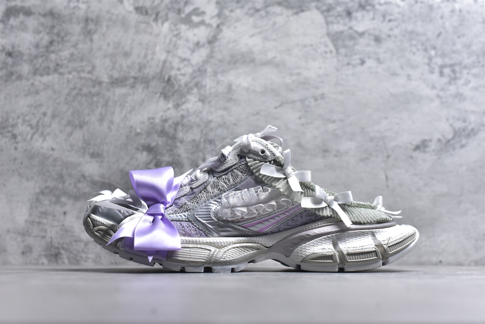 #Balenciaga巴黎世家 3XL Lace 蕾丝蝴蝶结做旧 白色 货号：825468WXLMC9050 尺码：35 36 37 38 39 40-选品中心