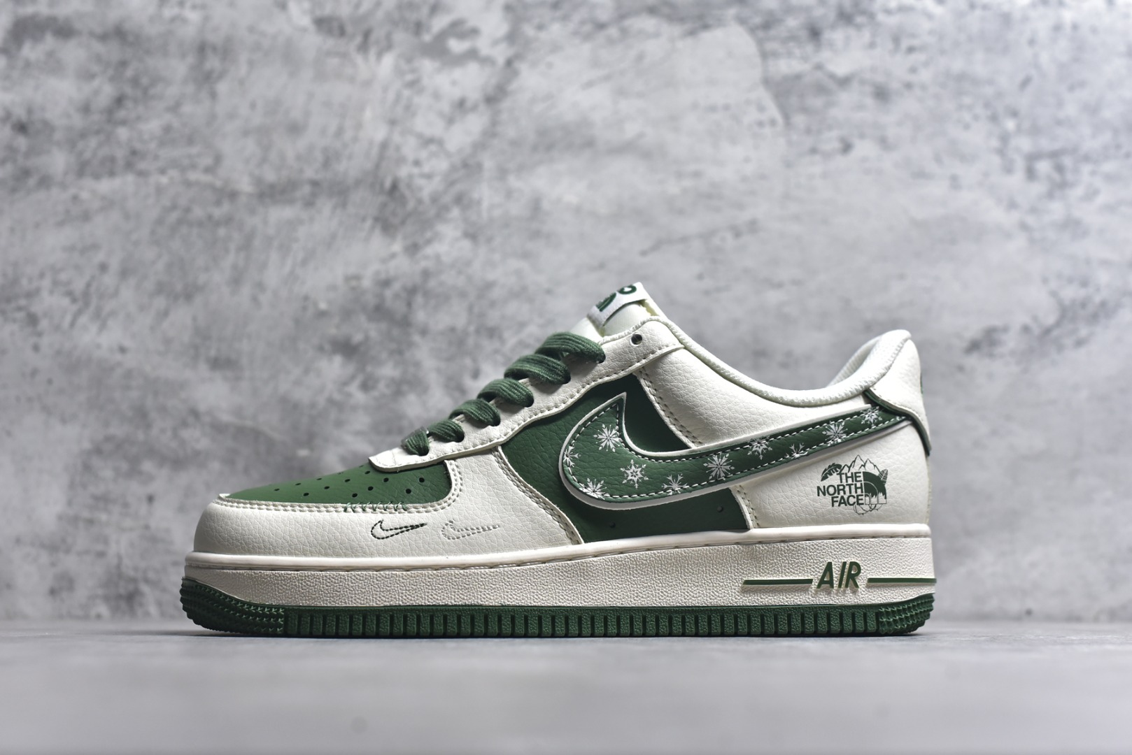 #海外限量发售！公司级NIke Air Force 1 \'07 Low “北面联名——珠穆朗玛峰”空军一号 低帮 运动鞋 休闲鞋 折边针车 工艺难度大 原楦头原纸板 原装鞋盒 定制五金配件 内置全掌气垫 原厂鞋底 货号：JP8028-065 尺码：36 36.5 37.5 38 38.5 39 40 40.5 41 42 42.5 43 44 44.5 45-选品中心