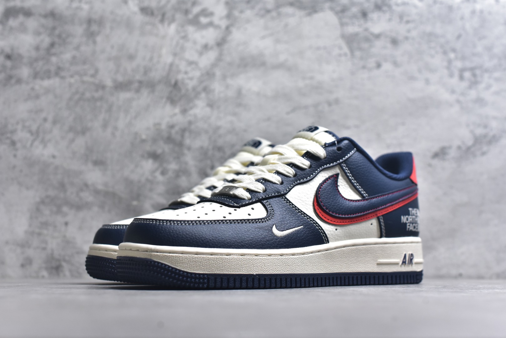 图片[2]-#海外限量发售！公司级NIke Air Force 1 \’07 Low “北面联名——蓝红双勾”空军一号 低帮 运动鞋 休闲鞋 折边针车 工艺难度大 原楦头原纸板 原装鞋盒 定制五金配件 内置全掌气垫 原厂鞋底 货号：XS1958-521 尺码：36 36.5 37.5 38 38.5 39 40 40.5 41 42 42.5 43 44 44.5 45\”},\”commodity\”：{\”goods_id\”：\”_dkSDjxON0DbgcQqyy4JBu59eajpvHQeb-ePqllQ-选品中心