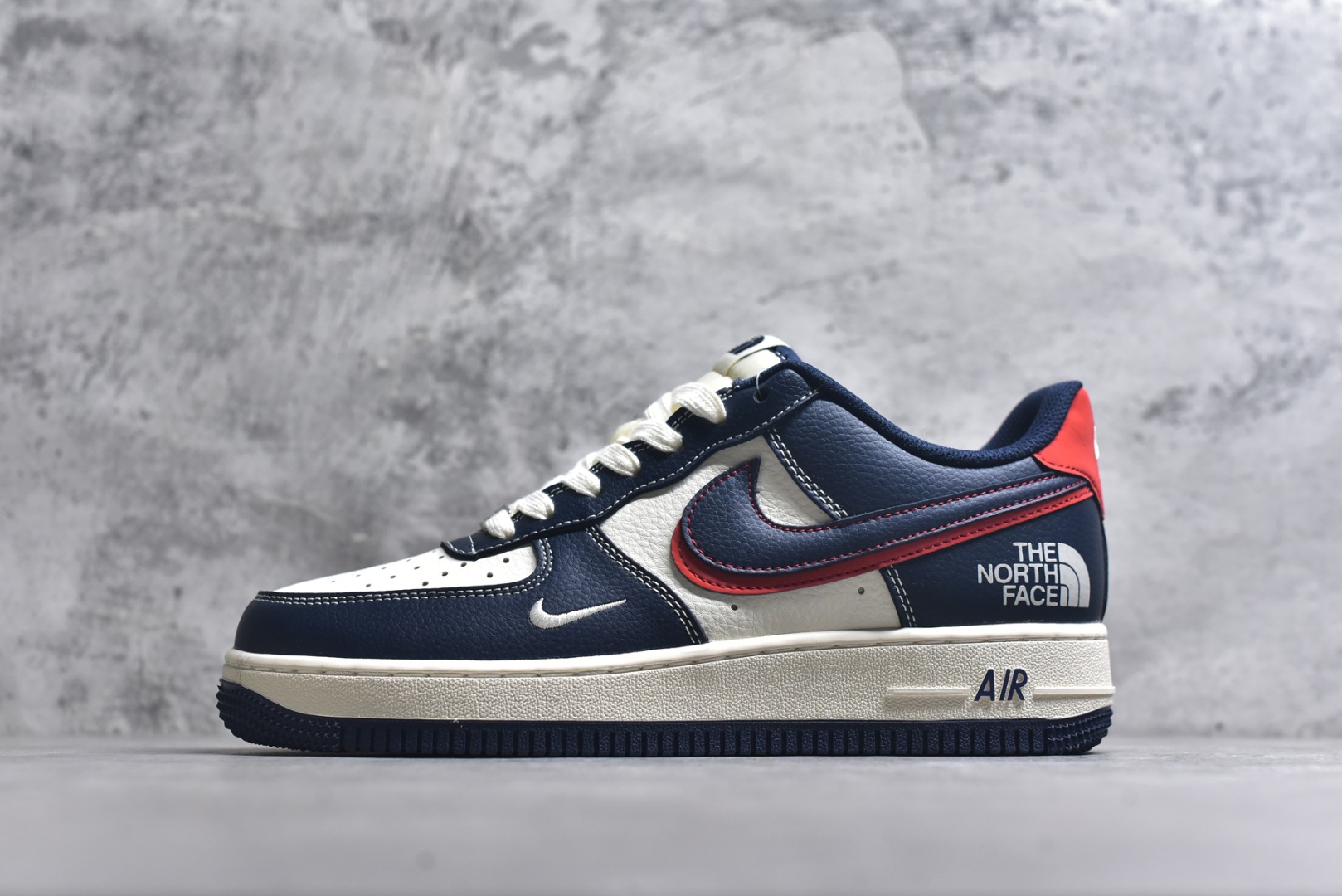 #海外限量发售！公司级NIke Air Force 1 \'07 Low “北面联名——蓝红双勾”空军一号 低帮 运动鞋 休闲鞋 折边针车 工艺难度大 原楦头原纸板 原装鞋盒 定制五金配件 内置全掌气垫 原厂鞋底 货号：XS1958-521 尺码：36 36.5 37.5 38 38.5 39 40 40.5 41 42 42.5 43 44 44.5 45\