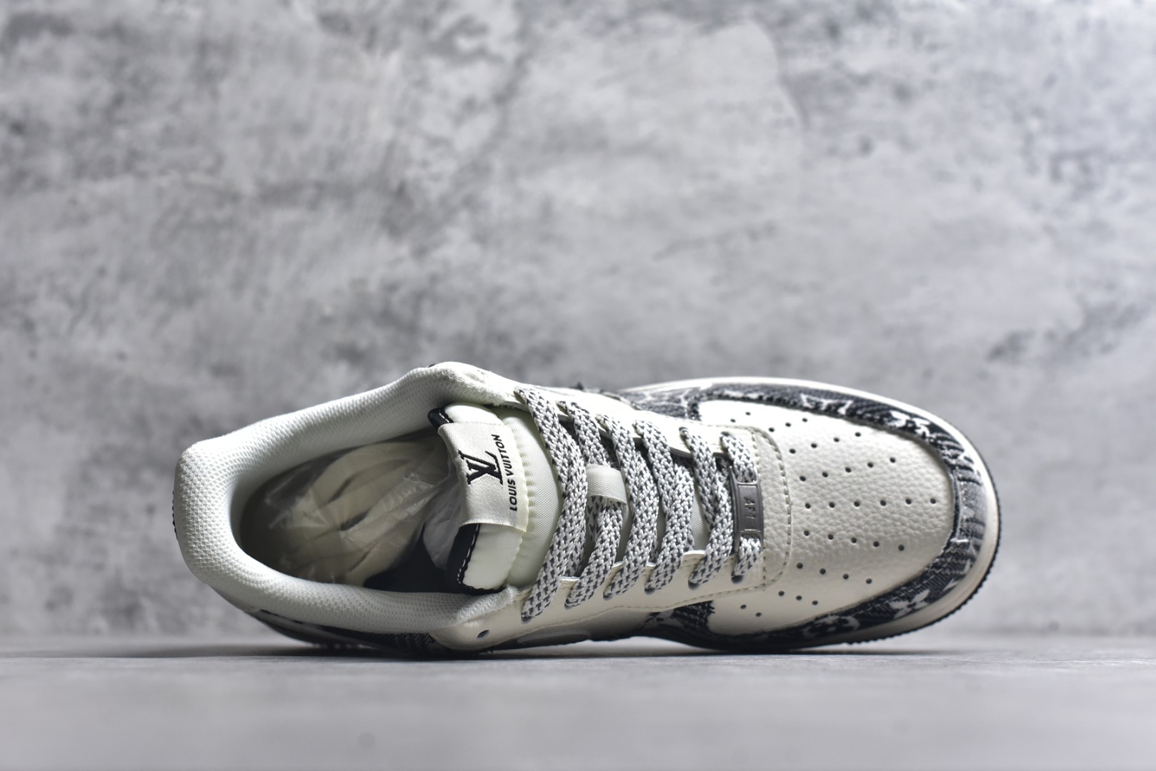 图片[4]-#海外限量发售！公司级NIke Air Force 1 \’07 Low “ LV联名——黑花牛仔”空军一号 低帮 运动鞋 休闲鞋 折边针车 工艺难度大 原楦头原纸板 原装鞋盒 定制五金配件 内置全掌气垫 原厂鞋底 货号：XS1958-585 尺码：36 36.5 37.5 38 38.5 39 40 40.5 41 42 42.5 43 44 44.5 45-选品中心