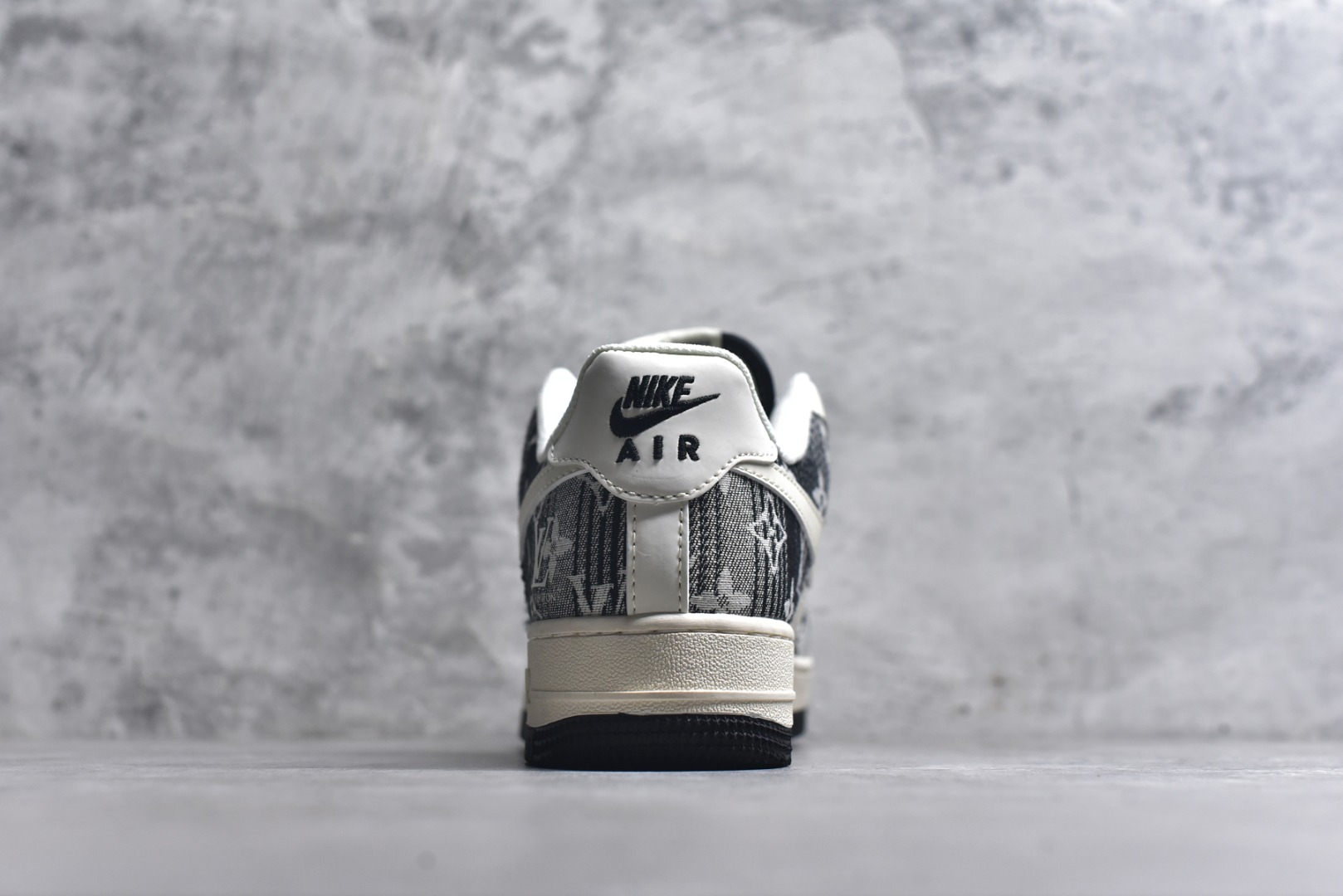 图片[5]-#海外限量发售！公司级NIke Air Force 1 \’07 Low “ LV联名——黑花牛仔”空军一号 低帮 运动鞋 休闲鞋 折边针车 工艺难度大 原楦头原纸板 原装鞋盒 定制五金配件 内置全掌气垫 原厂鞋底 货号：XS1958-585 尺码：36 36.5 37.5 38 38.5 39 40 40.5 41 42 42.5 43 44 44.5 45-选品中心