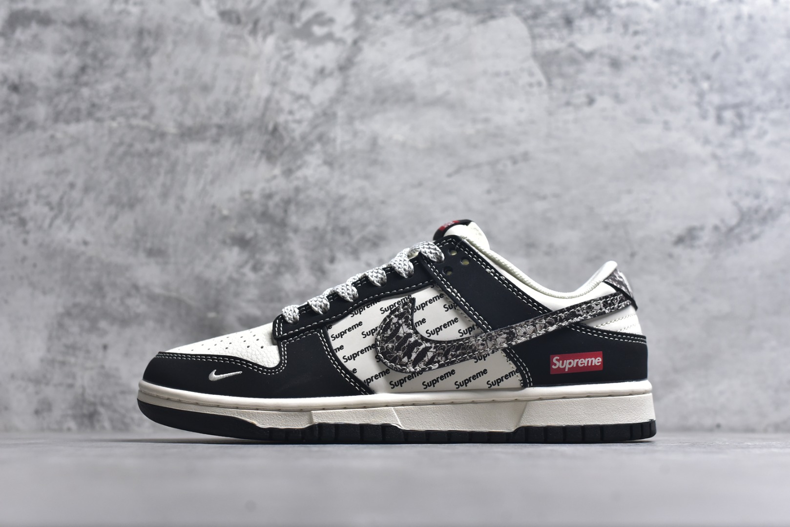 #海外爆款限量发售！Nike SB Dunk Low“Supreme联名——黑花勾” 周年高端定制 低帮休闲板鞋 定制鞋盒 大厂纯原品质出货 超高清洁度 皮料切割干净无任何毛边 细节完美 货号：XS6089-624 尺码：36 36.5 37.5 38 38.5 39 40 40.5 41 42 42.5 43 44 44.5 45-选品中心