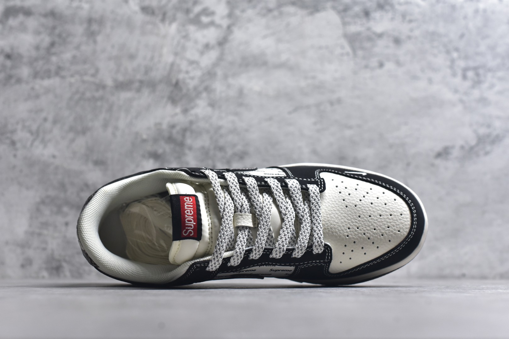 图片[4]-#海外爆款限量发售！Nike SB Dunk Low“Supreme联名——黑花勾” 周年高端定制 低帮休闲板鞋 定制鞋盒 大厂纯原品质出货 超高清洁度 皮料切割干净无任何毛边 细节完美 货号：XS6089-624 尺码：36 36.5 37.5 38 38.5 39 40 40.5 41 42 42.5 43 44 44.5 45-选品中心