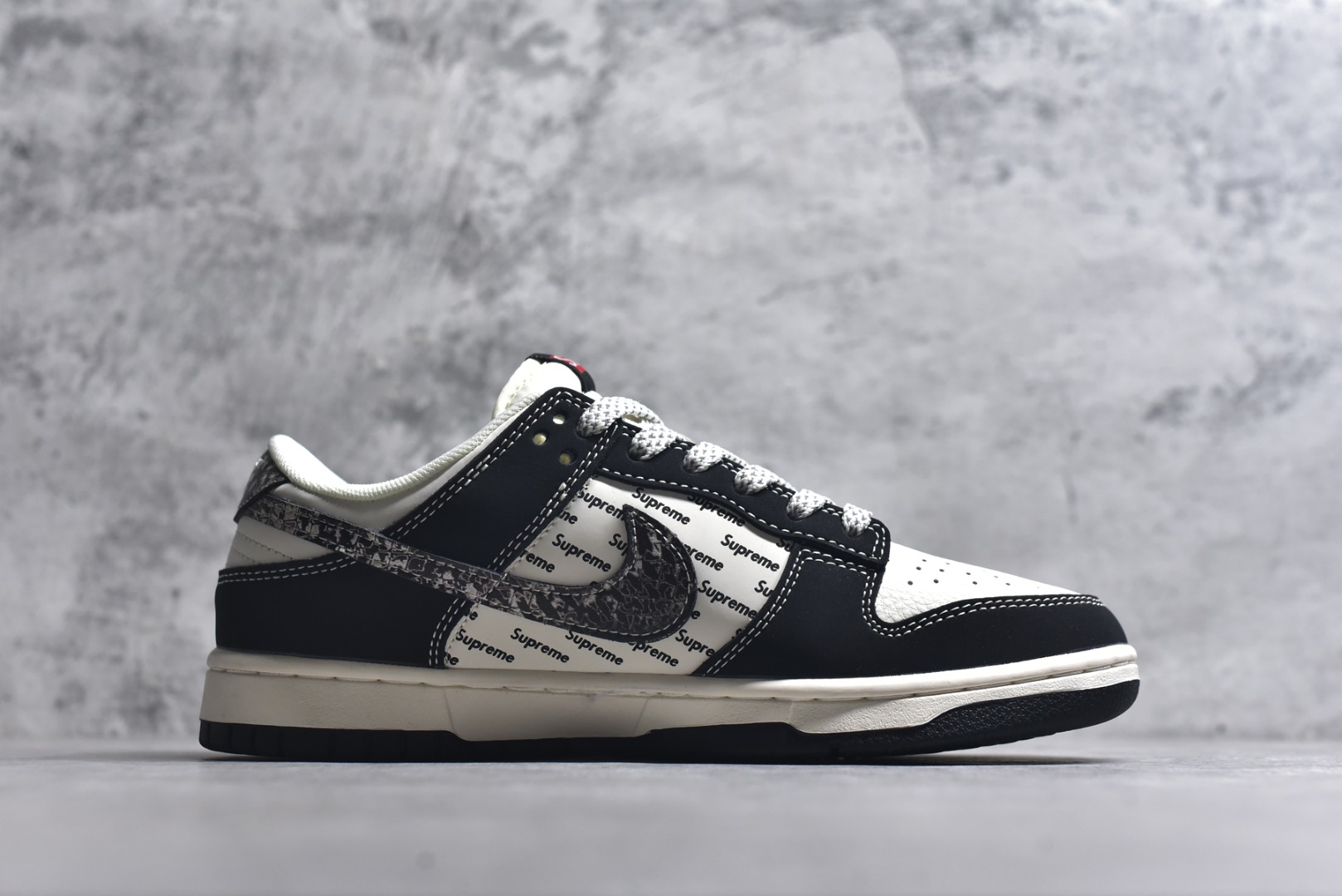 图片[3]-#海外爆款限量发售！Nike SB Dunk Low“Supreme联名——黑花勾” 周年高端定制 低帮休闲板鞋 定制鞋盒 大厂纯原品质出货 超高清洁度 皮料切割干净无任何毛边 细节完美 货号：XS6089-624 尺码：36 36.5 37.5 38 38.5 39 40 40.5 41 42 42.5 43 44 44.5 45-选品中心