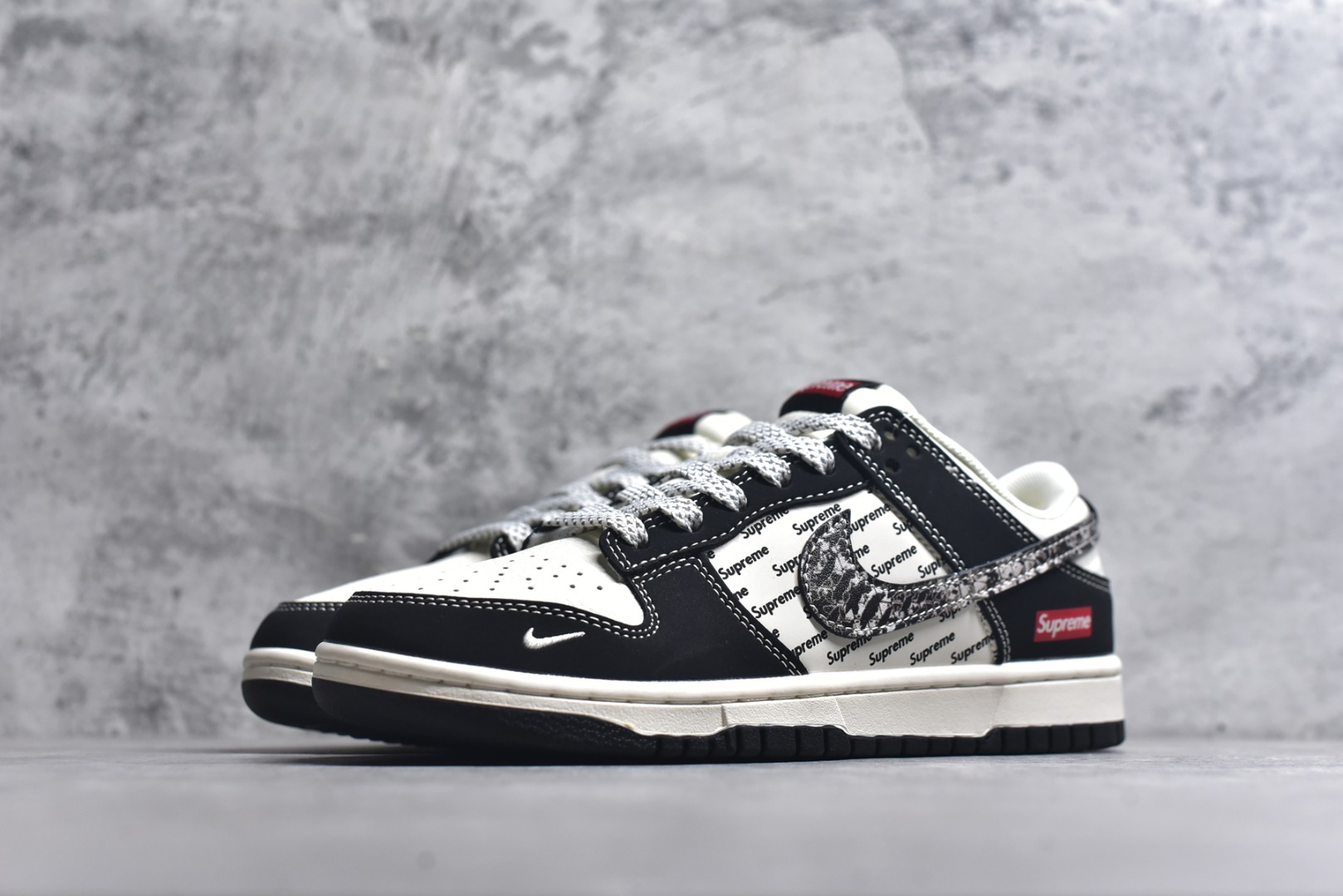 图片[2]-#海外爆款限量发售！Nike SB Dunk Low“Supreme联名——黑花勾” 周年高端定制 低帮休闲板鞋 定制鞋盒 大厂纯原品质出货 超高清洁度 皮料切割干净无任何毛边 细节完美 货号：XS6089-624 尺码：36 36.5 37.5 38 38.5 39 40 40.5 41 42 42.5 43 44 44.5 45-选品中心