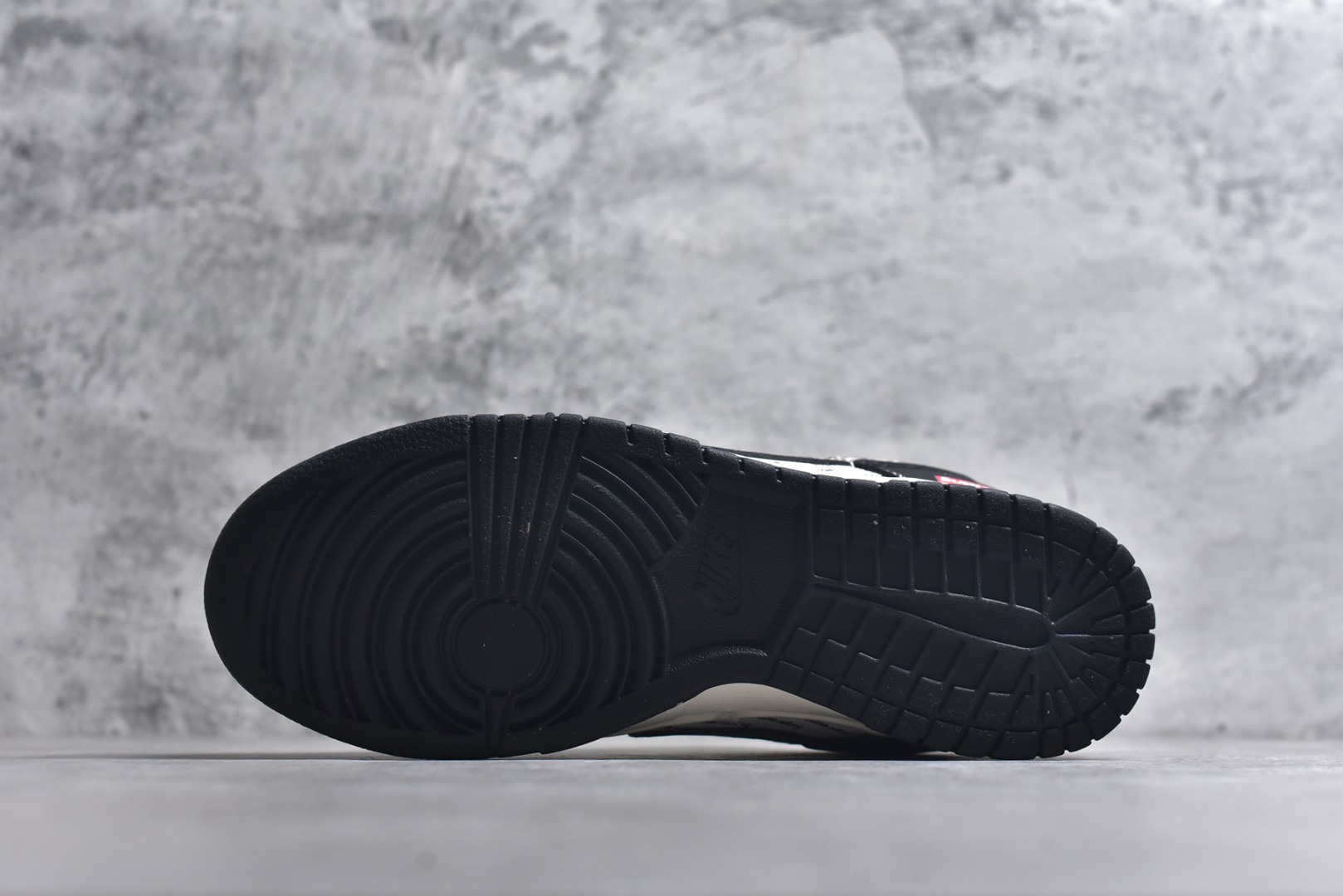 图片[6]-#海外爆款限量发售！Nike SB Dunk Low“Supreme联名——黑花勾” 周年高端定制 低帮休闲板鞋 定制鞋盒 大厂纯原品质出货 超高清洁度 皮料切割干净无任何毛边 细节完美 货号：XS6089-624 尺码：36 36.5 37.5 38 38.5 39 40 40.5 41 42 42.5 43 44 44.5 45-选品中心