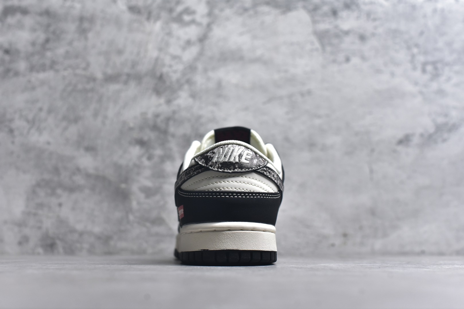 图片[5]-#海外爆款限量发售！Nike SB Dunk Low“Supreme联名——黑花勾” 周年高端定制 低帮休闲板鞋 定制鞋盒 大厂纯原品质出货 超高清洁度 皮料切割干净无任何毛边 细节完美 货号：XS6089-624 尺码：36 36.5 37.5 38 38.5 39 40 40.5 41 42 42.5 43 44 44.5 45-选品中心