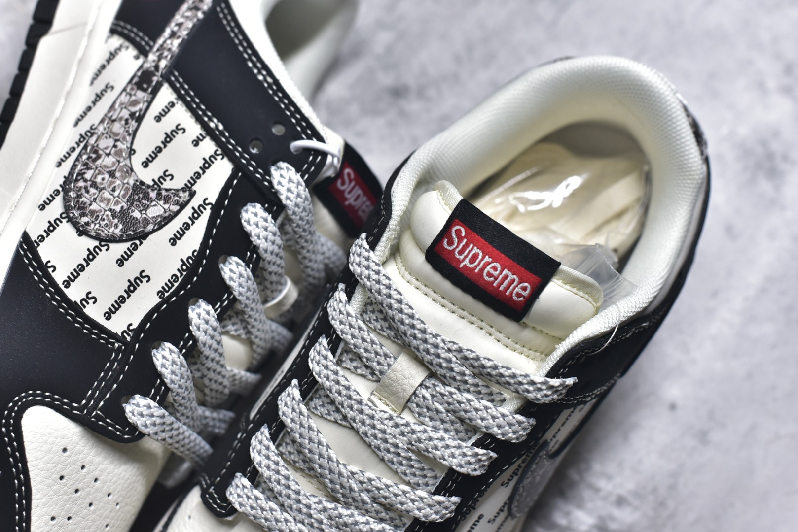 图片[9]-#海外爆款限量发售！Nike SB Dunk Low“Supreme联名——黑花勾” 周年高端定制 低帮休闲板鞋 定制鞋盒 大厂纯原品质出货 超高清洁度 皮料切割干净无任何毛边 细节完美 货号：XS6089-624 尺码：36 36.5 37.5 38 38.5 39 40 40.5 41 42 42.5 43 44 44.5 45-选品中心