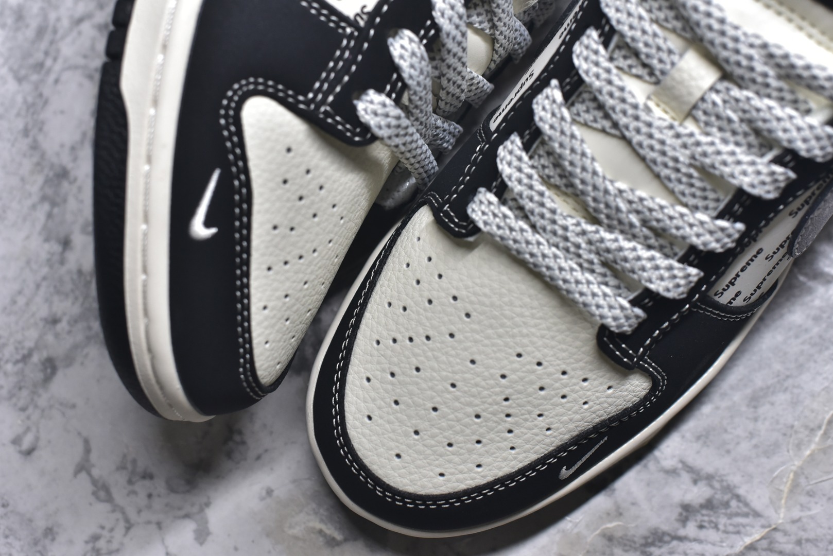 图片[8]-#海外爆款限量发售！Nike SB Dunk Low“Supreme联名——黑花勾” 周年高端定制 低帮休闲板鞋 定制鞋盒 大厂纯原品质出货 超高清洁度 皮料切割干净无任何毛边 细节完美 货号：XS6089-624 尺码：36 36.5 37.5 38 38.5 39 40 40.5 41 42 42.5 43 44 44.5 45-选品中心