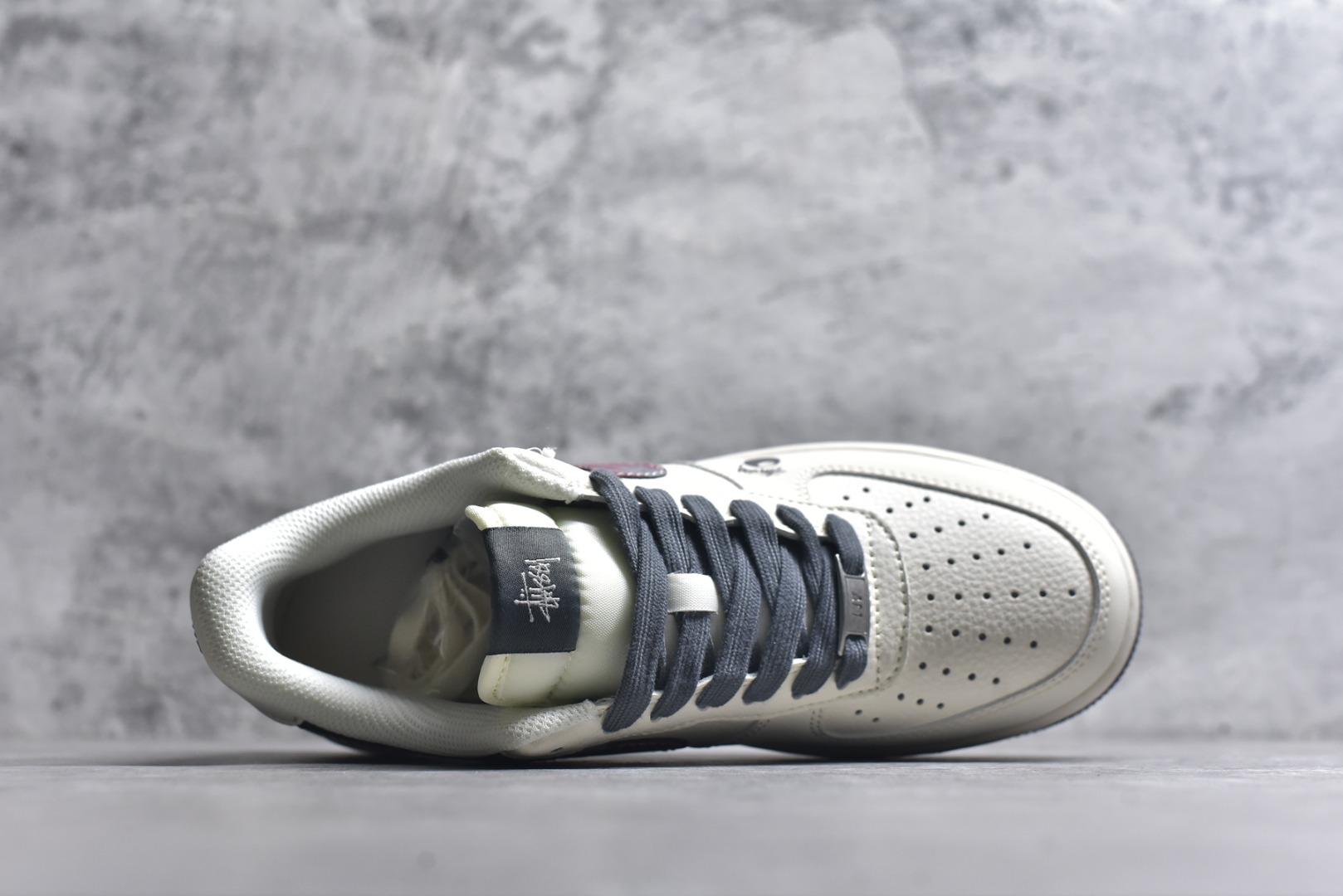 图片[4]-#海外限量发售！公司级NIke Air Force 1 \’07 Low “斯图西联名——渲染红勾”空军一号 低帮 运动鞋 休闲鞋 折边针车 工艺难度大 原楦头原纸板 原装鞋盒 定制五金配件 内置全掌气垫 原厂鞋底 货号：XS1958-573 尺码：36 36.5 37.5 38 38.5 39 40 40.5 41 42 42.5 43 44 44.5 45-选品中心