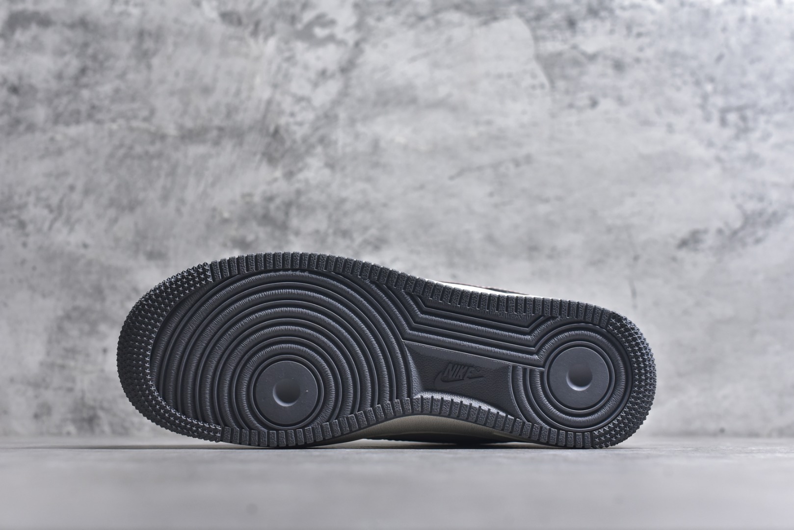 图片[6]-#海外限量发售！公司级NIke Air Force 1 \’07 Low “斯图西联名——渲染红勾”空军一号 低帮 运动鞋 休闲鞋 折边针车 工艺难度大 原楦头原纸板 原装鞋盒 定制五金配件 内置全掌气垫 原厂鞋底 货号：XS1958-573 尺码：36 36.5 37.5 38 38.5 39 40 40.5 41 42 42.5 43 44 44.5 45-选品中心