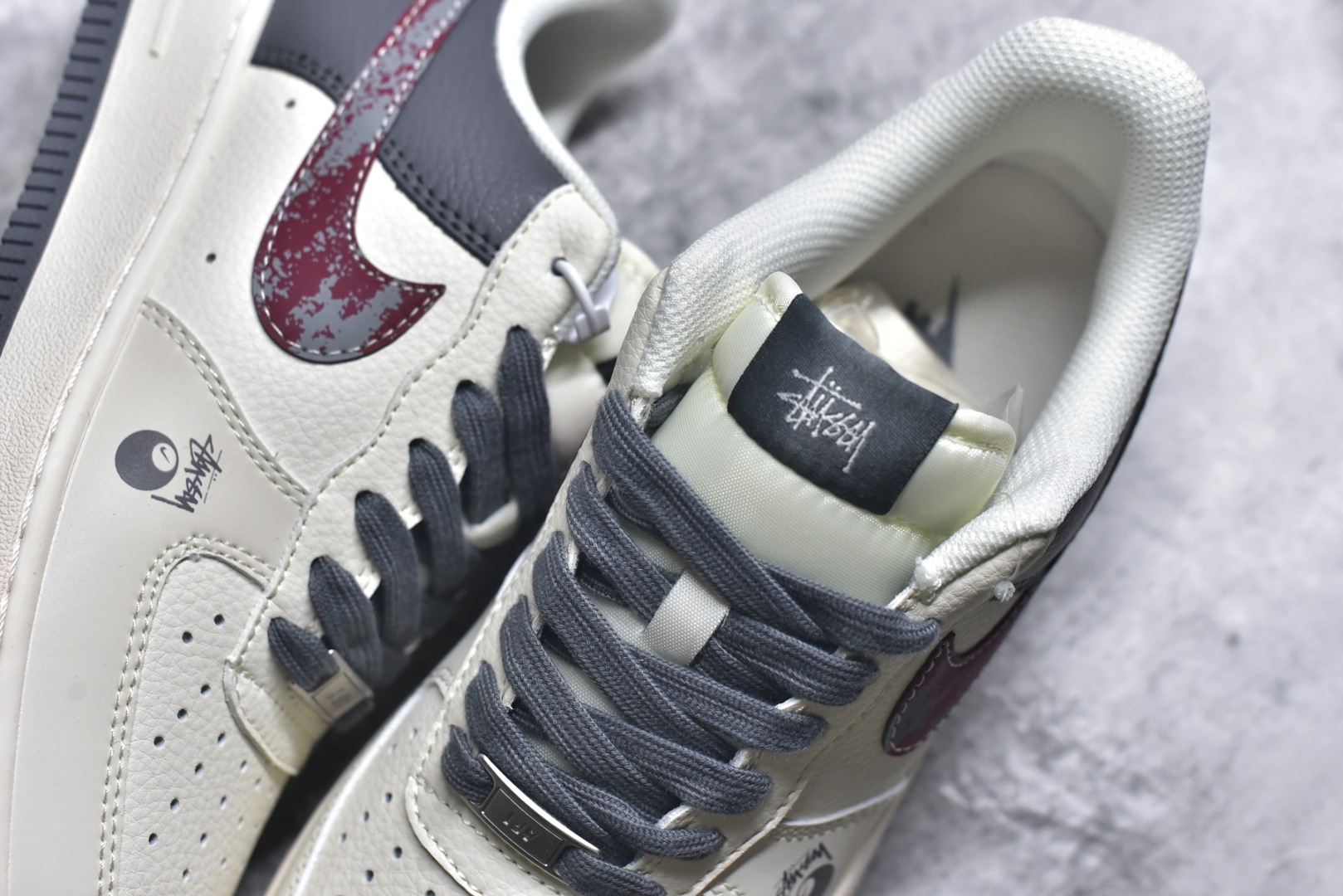 图片[9]-#海外限量发售！公司级NIke Air Force 1 \’07 Low “斯图西联名——渲染红勾”空军一号 低帮 运动鞋 休闲鞋 折边针车 工艺难度大 原楦头原纸板 原装鞋盒 定制五金配件 内置全掌气垫 原厂鞋底 货号：XS1958-573 尺码：36 36.5 37.5 38 38.5 39 40 40.5 41 42 42.5 43 44 44.5 45-选品中心
