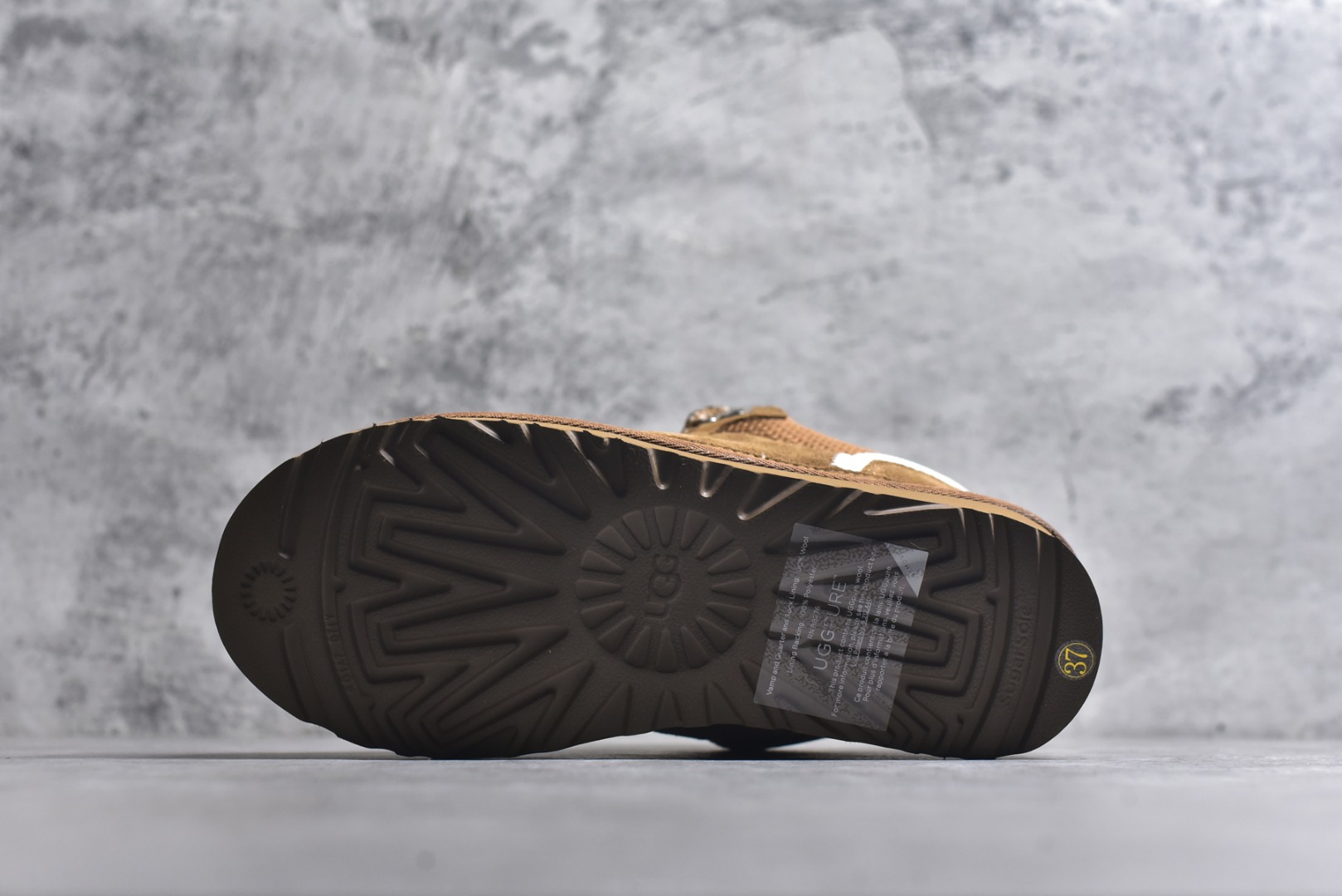 图片[6]-#25新款UGG梅尔低帮面包鞋雪地靴1144032 广州外贸大厂生产鞋头到鞋垫真羊皮毛一体独立外盒包装芯片带防水工艺区别市面任何版本 独立原版开发大底羊绒鞋垫冬季保暖外出家居都是很适合的选择近年uug推出款式系列局部偏向年轻消费者喜好也走到时尚潮流穿搭的前沿鞋身材质防泼水涂层翻毛皮鞋面17毫米UGGPURE™植入式羊毛内底轻便防滑舒适橡胶外底带有品牌LOGO商标带全套包装 尺码：35 36 37 38 39 40-选品中心