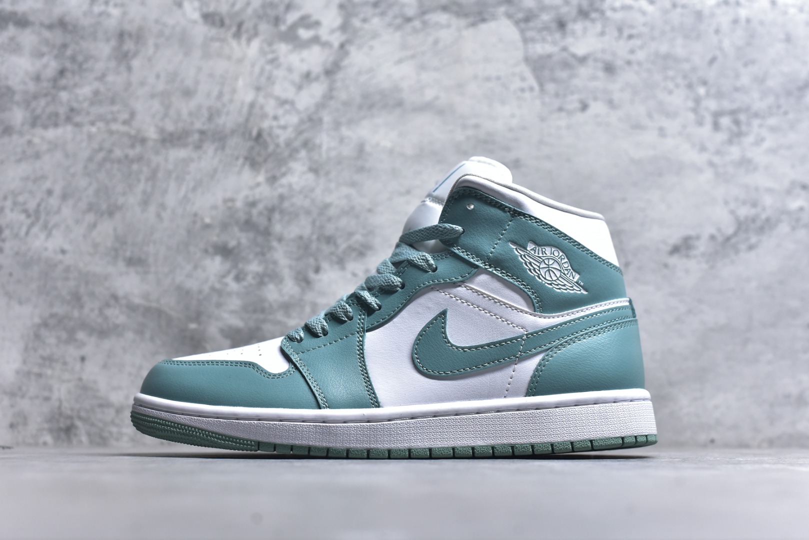 #Air Jordan AJ1 High 高帮全系列 性价比批次 原盒原配 大厂出品 原厂楦头纸板数据开发 鞋型公整不松垮 采购头层皮料冲裁 高整洁度 上脚原汁原味的公司货既视感 原底独立模具 中底四线拉帮完美走线 原模大底咬花 实拍调校N版已经零色差零失真 百分百还原实物色彩所见即所得 不存在货不对板色差等低级问题 选购参考实物拍摄 不混卖不参货 只用心做好货严格选品 承诺混一赔十 尺码：36 36.5 37.5 38 38.5 39 40 40.5 41 42 42.5 43 44 44.5 45-选品中心