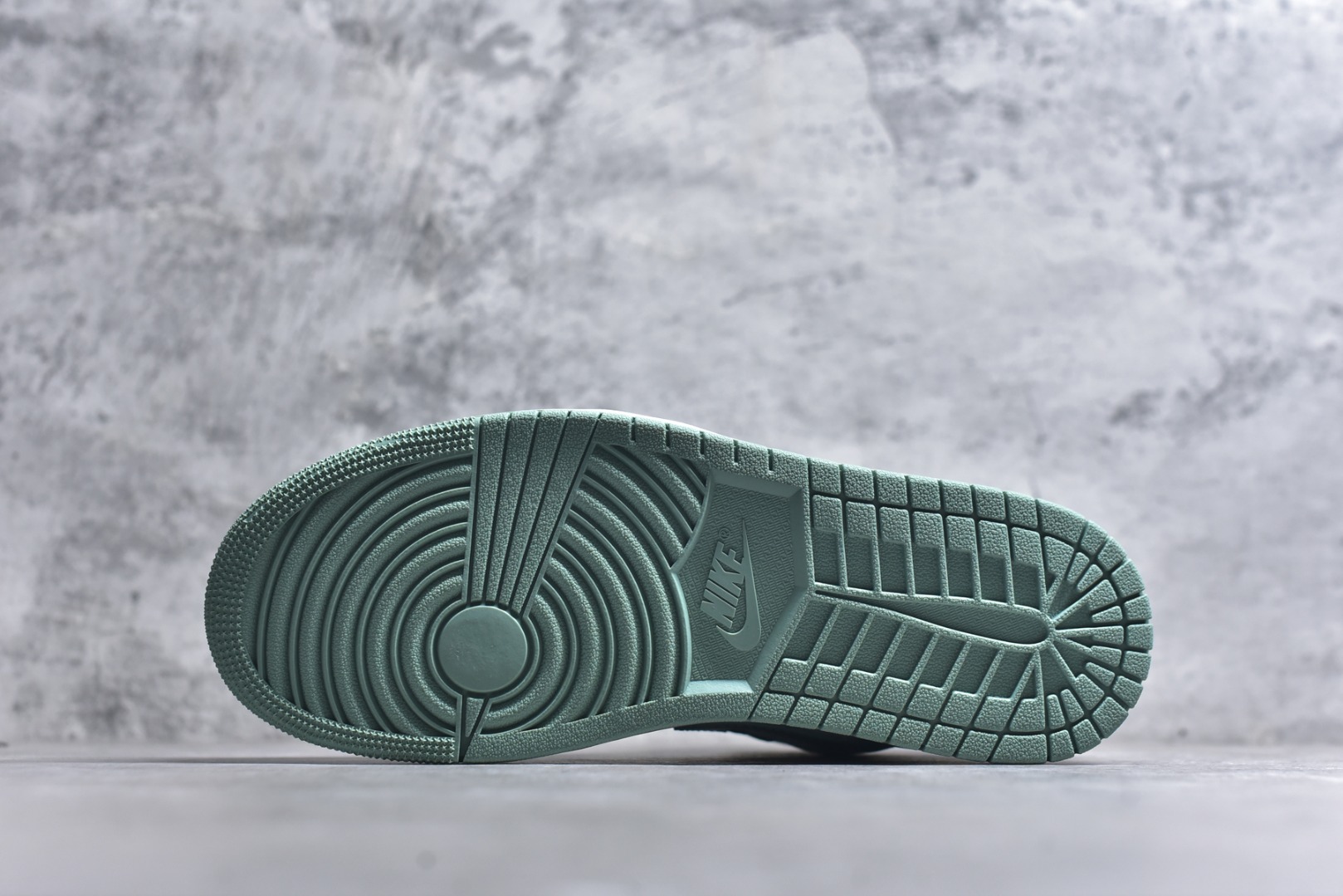 图片[6]-#Air Jordan AJ1 High 高帮全系列 性价比批次 原盒原配 大厂出品 原厂楦头纸板数据开发 鞋型公整不松垮 采购头层皮料冲裁 高整洁度 上脚原汁原味的公司货既视感 原底独立模具 中底四线拉帮完美走线 原模大底咬花 实拍调校N版已经零色差零失真 百分百还原实物色彩所见即所得 不存在货不对板色差等低级问题 选购参考实物拍摄 不混卖不参货 只用心做好货严格选品 承诺混一赔十 尺码：36 36.5 37.5 38 38.5 39 40 40.5 41 42 42.5 43 44 44.5 45-选品中心