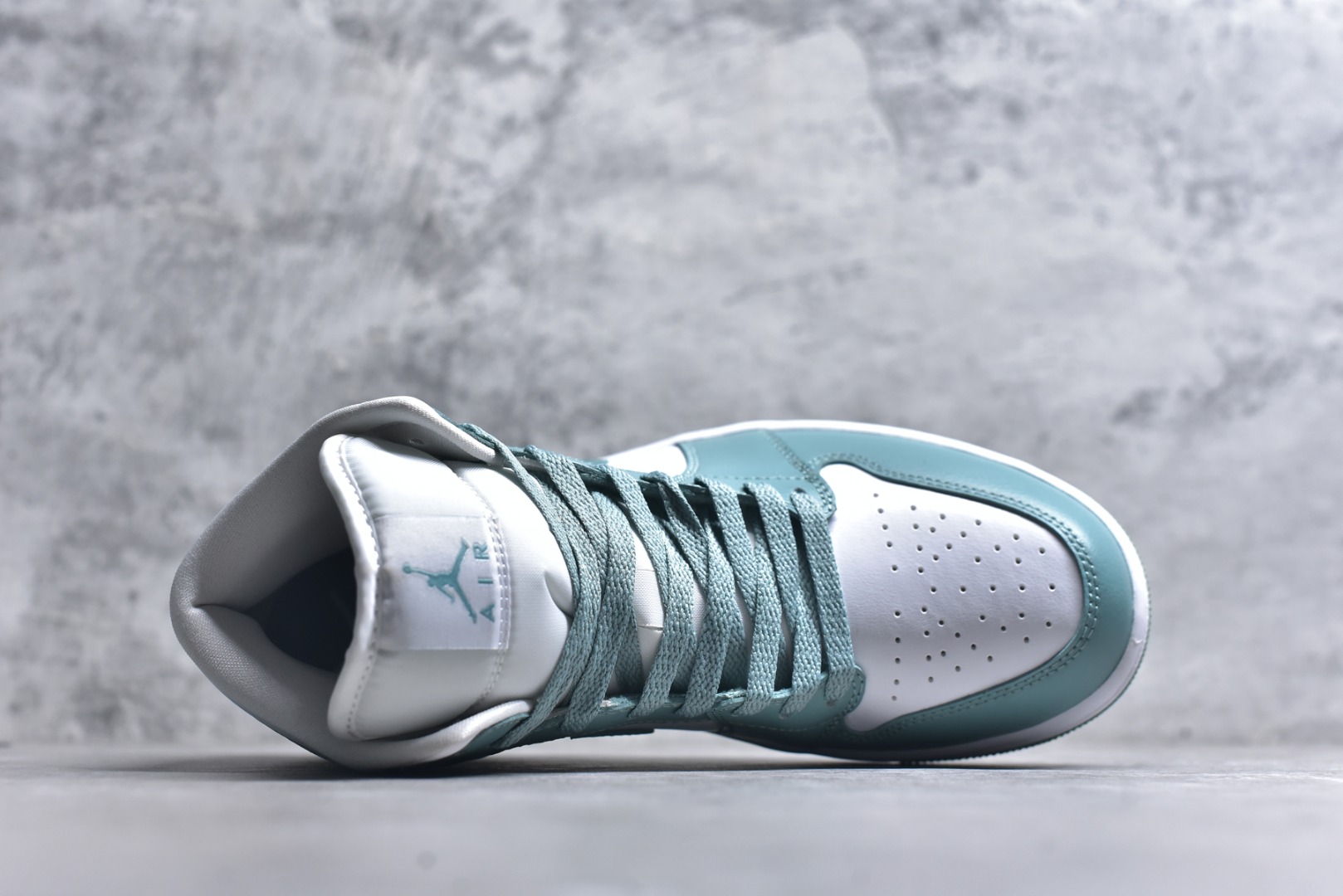 图片[4]-#Air Jordan AJ1 High 高帮全系列 性价比批次 原盒原配 大厂出品 原厂楦头纸板数据开发 鞋型公整不松垮 采购头层皮料冲裁 高整洁度 上脚原汁原味的公司货既视感 原底独立模具 中底四线拉帮完美走线 原模大底咬花 实拍调校N版已经零色差零失真 百分百还原实物色彩所见即所得 不存在货不对板色差等低级问题 选购参考实物拍摄 不混卖不参货 只用心做好货严格选品 承诺混一赔十 尺码：36 36.5 37.5 38 38.5 39 40 40.5 41 42 42.5 43 44 44.5 45-选品中心