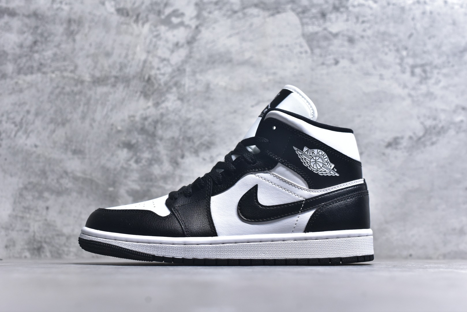 #Air Jordan AJ1 High 高帮全系列 性价比批次 原盒原配 大厂出品 原厂楦头纸板数据开发 鞋型公整不松垮 采购头层皮料冲裁 高整洁度 上脚原汁原味的公司货既视感 原底独立模具 中底四线拉帮完美走线 原模大底咬花 实拍调校N版已经零色差零失真 百分百还原实物色彩所见即所得 不存在货不对板色差等低级问题 选购参考实物拍摄 不混卖不参货 只用心做好货严格选品 承诺混一赔十 尺码：36 36.5 37.5 38 38.5 39 40 40.5 41 42 42.5 43 44 44.5 45-选品中心