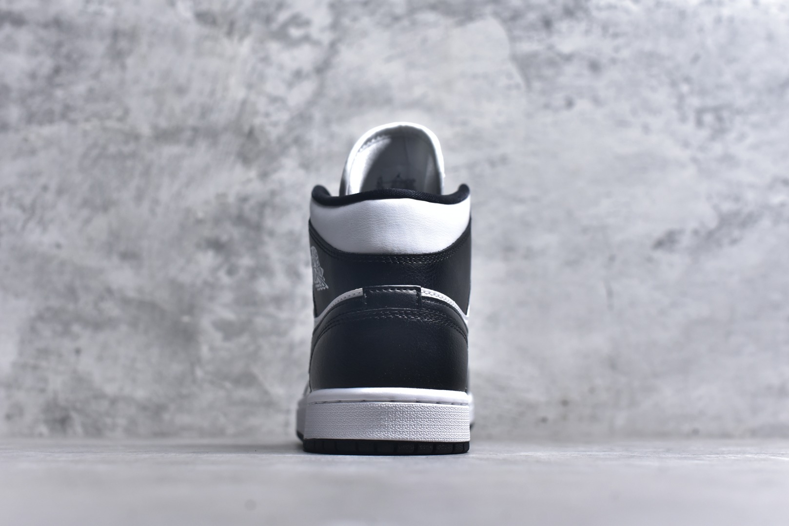 图片[5]-#Air Jordan AJ1 High 高帮全系列 性价比批次 原盒原配 大厂出品 原厂楦头纸板数据开发 鞋型公整不松垮 采购头层皮料冲裁 高整洁度 上脚原汁原味的公司货既视感 原底独立模具 中底四线拉帮完美走线 原模大底咬花 实拍调校N版已经零色差零失真 百分百还原实物色彩所见即所得 不存在货不对板色差等低级问题 选购参考实物拍摄 不混卖不参货 只用心做好货严格选品 承诺混一赔十 尺码：36 36.5 37.5 38 38.5 39 40 40.5 41 42 42.5 43 44 44.5 45-选品中心