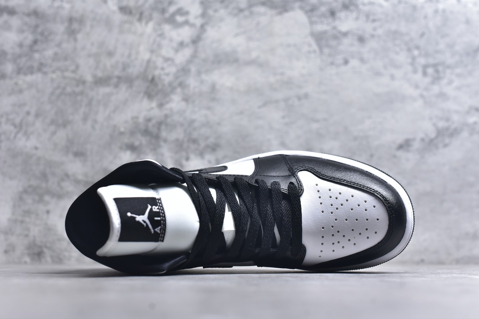 图片[4]-#Air Jordan AJ1 High 高帮全系列 性价比批次 原盒原配 大厂出品 原厂楦头纸板数据开发 鞋型公整不松垮 采购头层皮料冲裁 高整洁度 上脚原汁原味的公司货既视感 原底独立模具 中底四线拉帮完美走线 原模大底咬花 实拍调校N版已经零色差零失真 百分百还原实物色彩所见即所得 不存在货不对板色差等低级问题 选购参考实物拍摄 不混卖不参货 只用心做好货严格选品 承诺混一赔十 尺码：36 36.5 37.5 38 38.5 39 40 40.5 41 42 42.5 43 44 44.5 45-选品中心