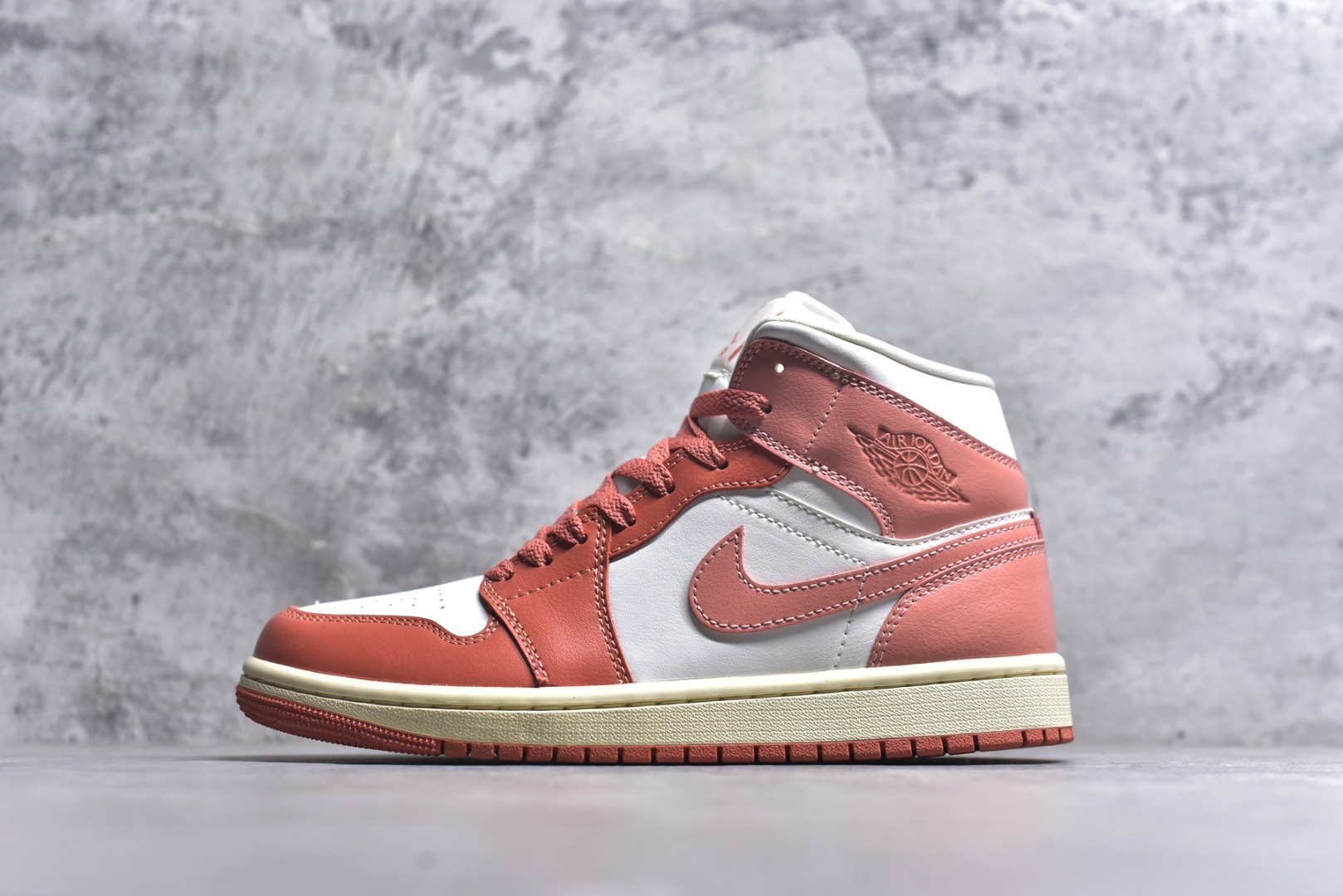 #Air Jordan AJ1 High 高帮全系列 性价比批次 原盒原配 大厂出品 原厂楦头纸板数据开发 鞋型公整不松垮 采购头层皮料冲裁 高整洁度 上脚原汁原味的公司货既视感 原底独立模具 中底四线拉帮完美走线 原模大底咬花 实拍调校N版已经零色差零失真 百分百还原实物色彩所见即所得 不存在货不对板色差等低级问题 选购参考实物拍摄 不混卖不参货 只用心做好货严格选品 承诺混一赔十 尺码：36 36.5 37.5 38 38.5 39 40 40.5 41 42 42.5 43 44 44.5 45-选品中心